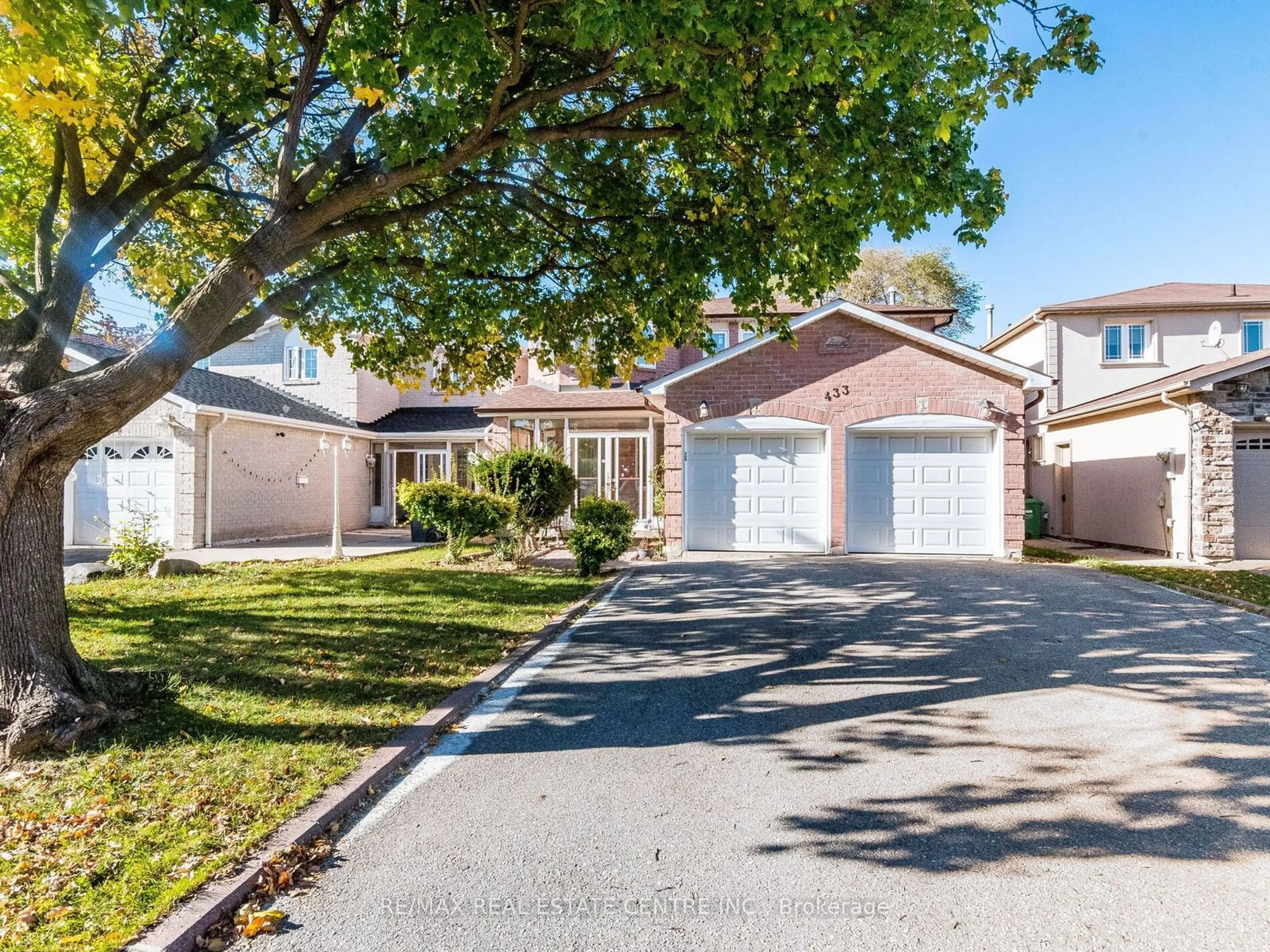 Frontside or backside of a home, the street view for 433 Silverthorne Cres, Mississauga Ontario L5R 1W4