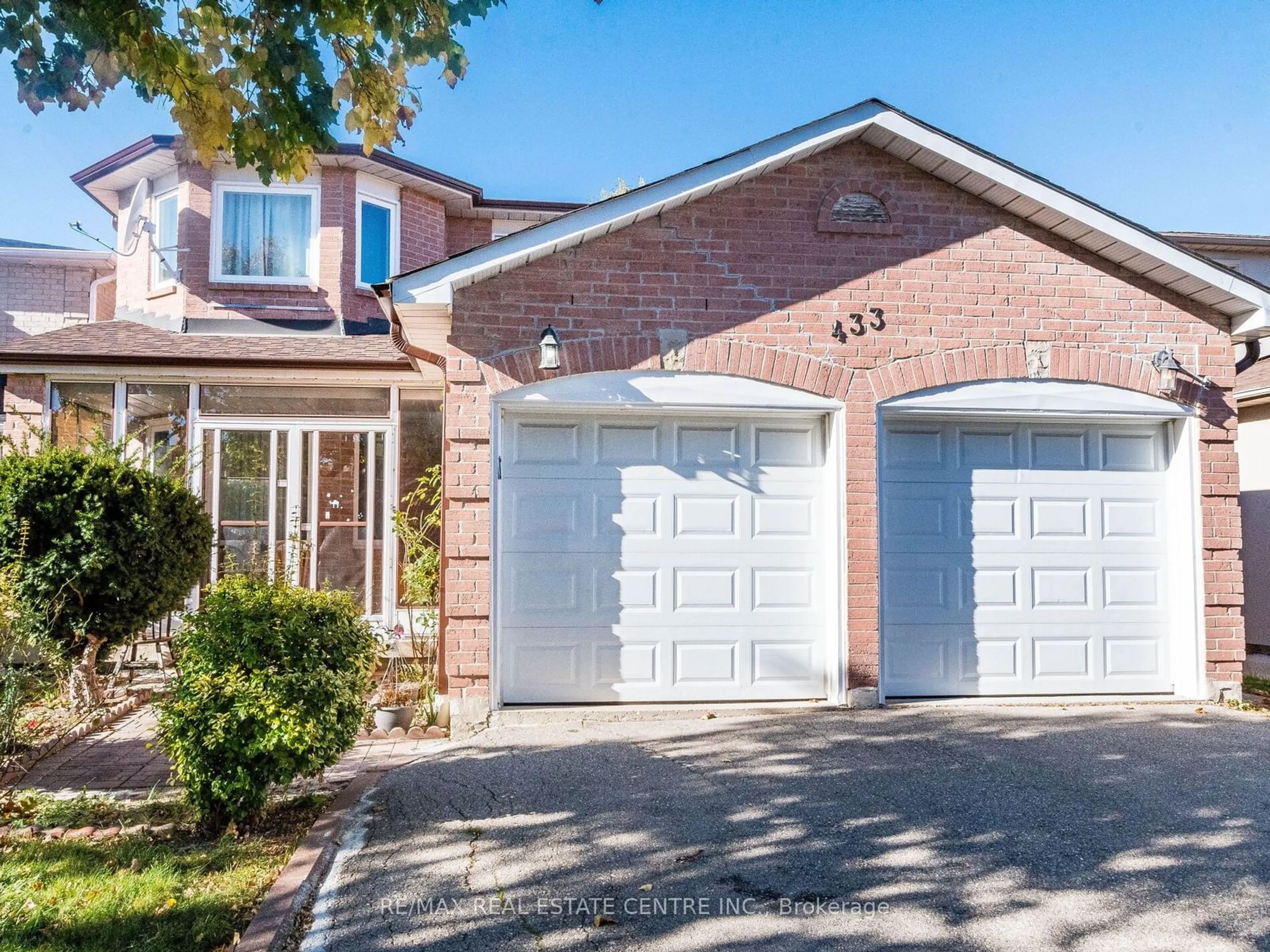 Home with brick exterior material for 433 Silverthorne Cres, Mississauga Ontario L5R 1W4