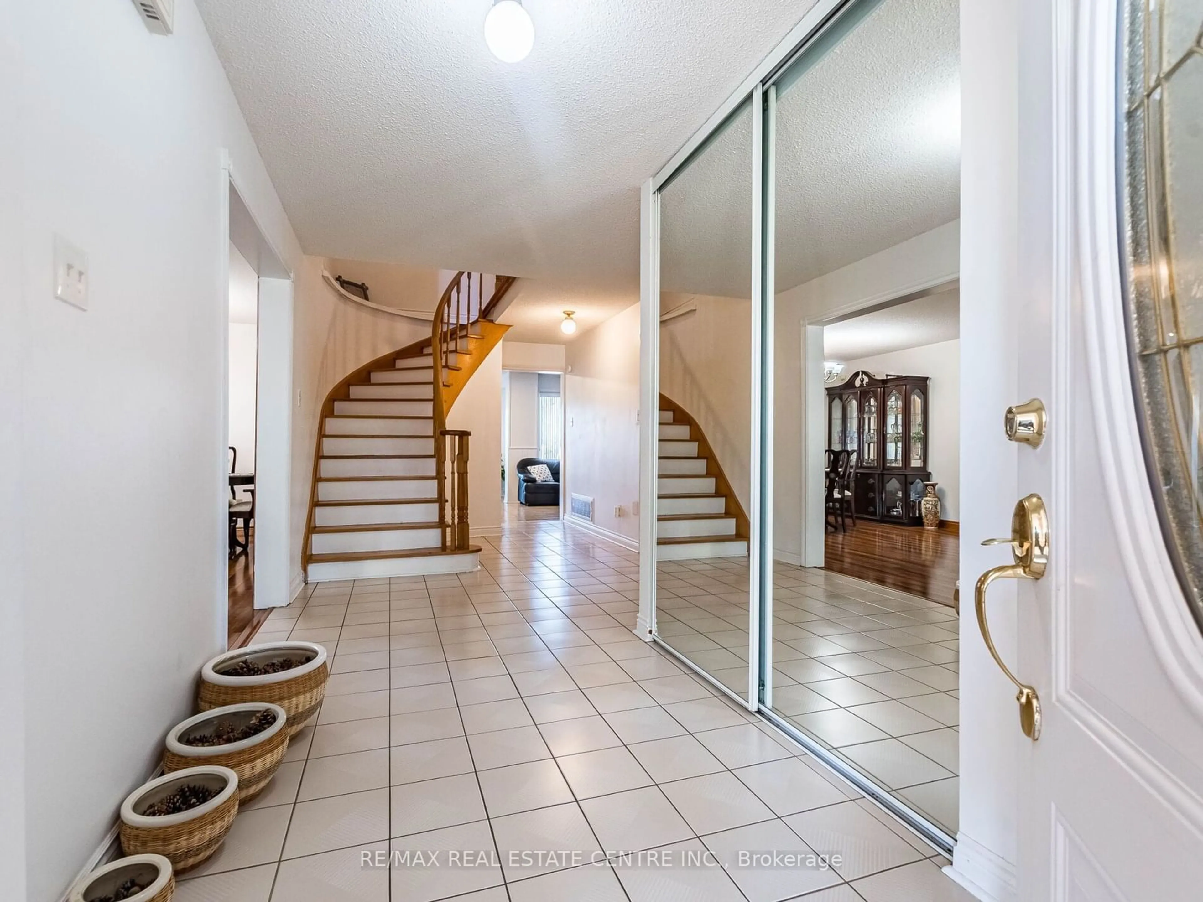 Indoor foyer, wood floors for 433 Silverthorne Cres, Mississauga Ontario L5R 1W4