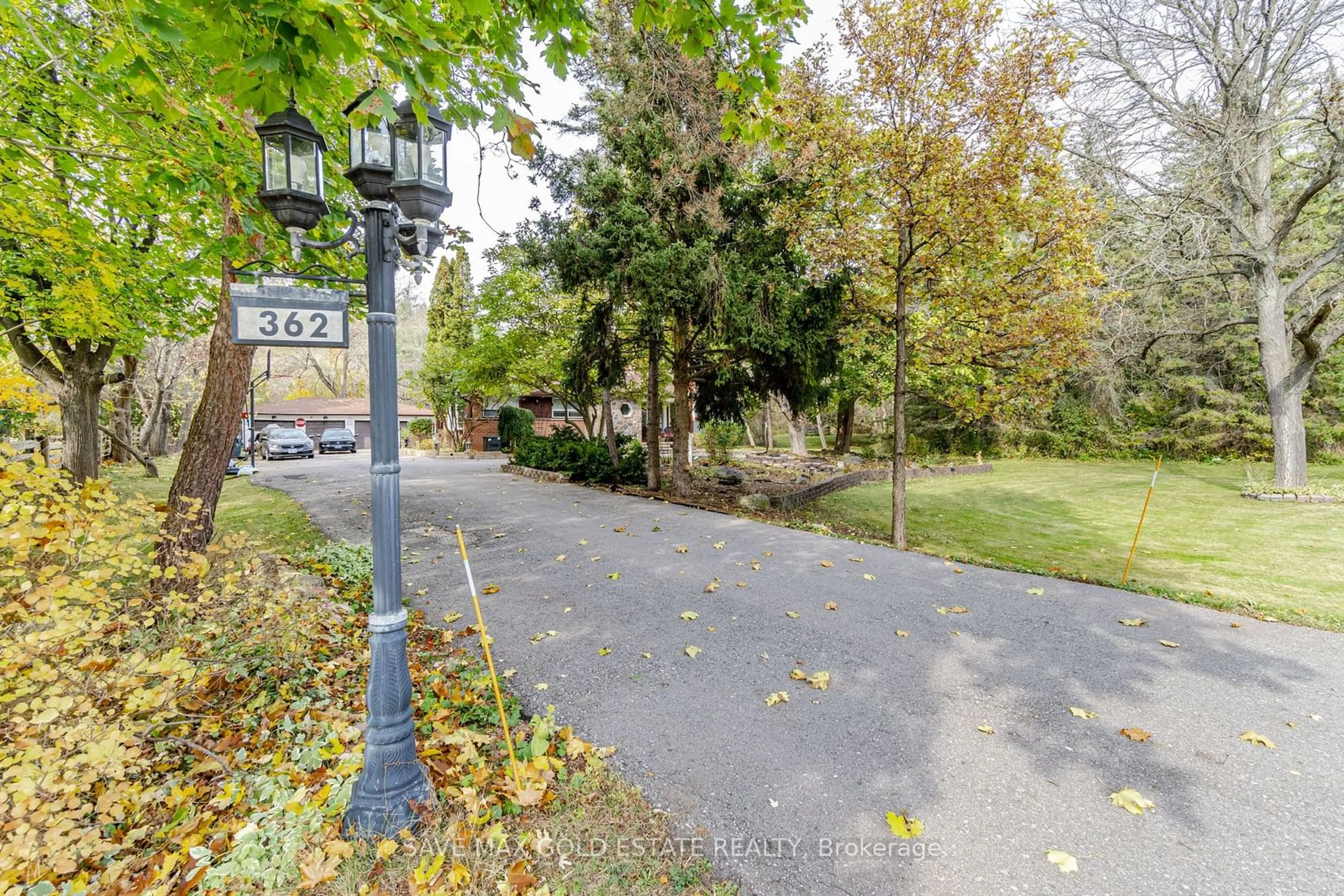 Patio, the street view for 362 King St, Caledon Ontario L7C 1P2