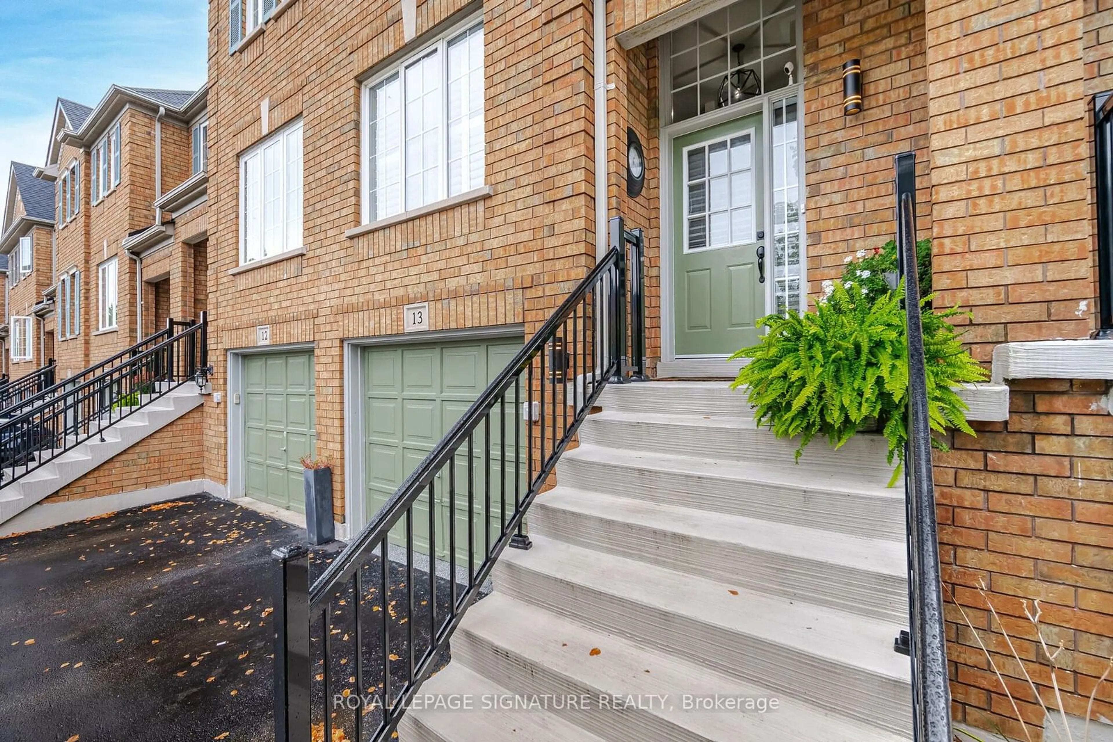 A pic from exterior of the house or condo, the street view for 5530 Glen Erin Dr #13, Mississauga Ontario L5M 6E8