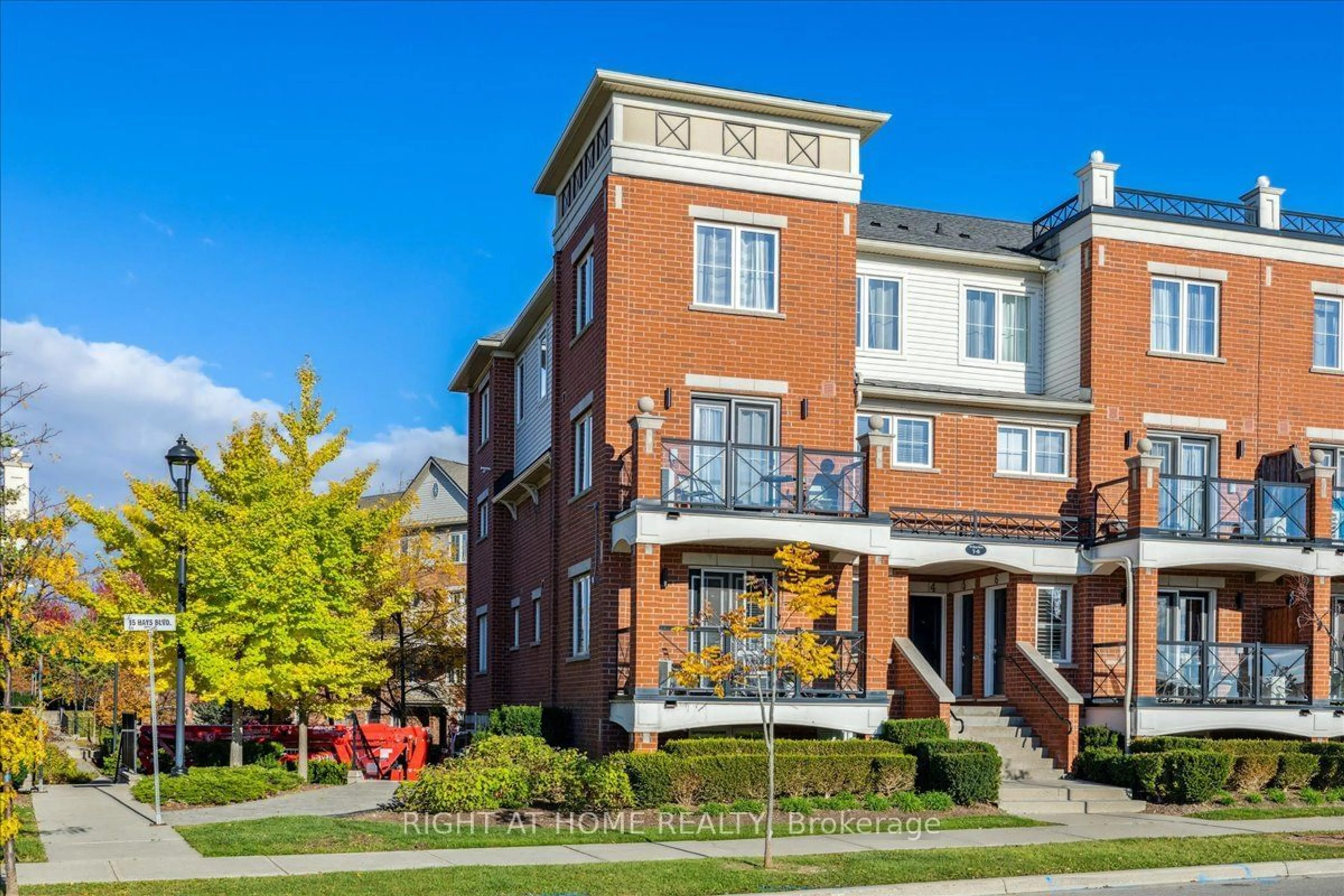 A pic from exterior of the house or condo, the front or back of building for 15 Hays Blvd #3, Oakville Ontario L6H 0H8