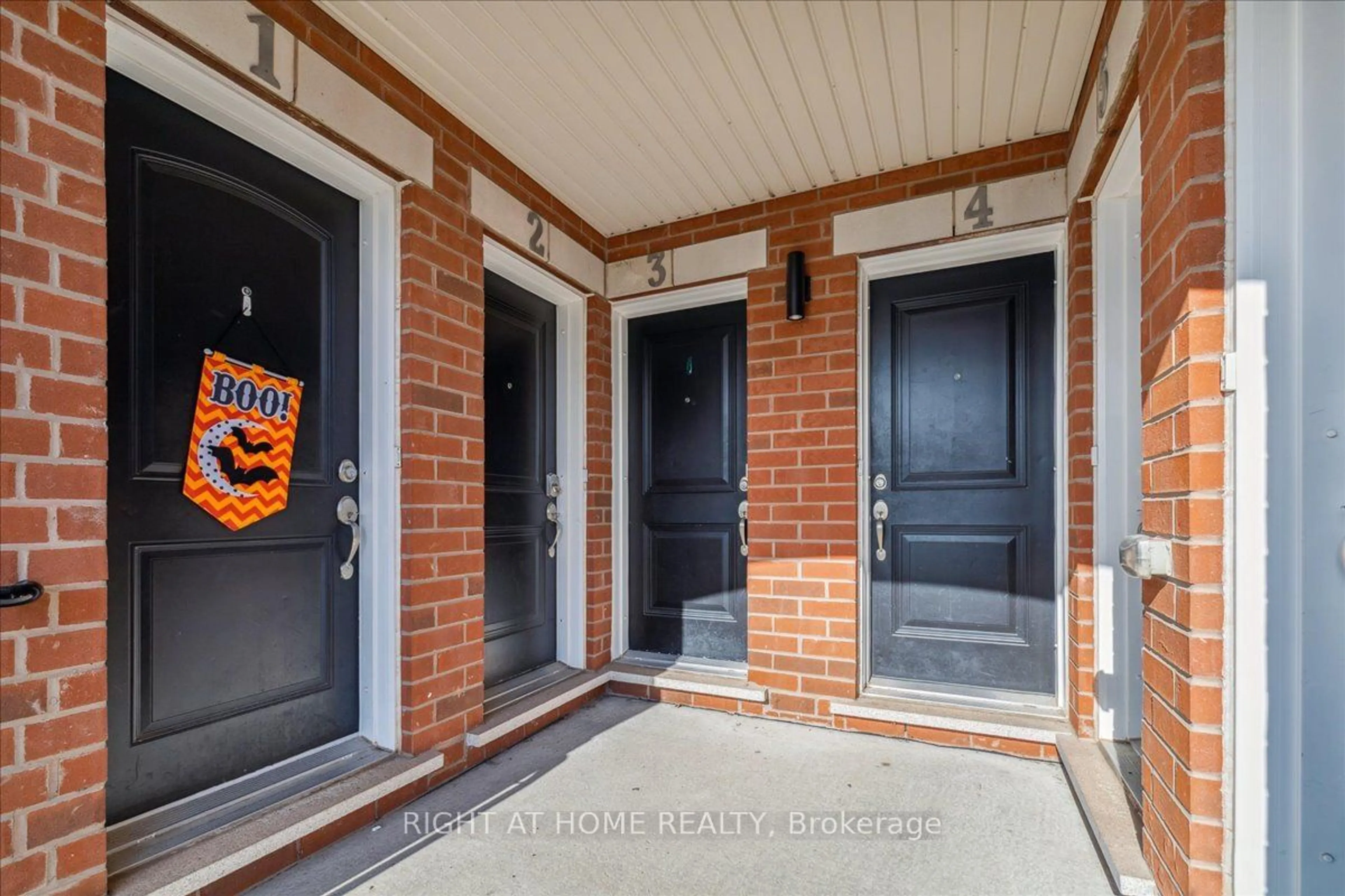 Indoor entryway, wood floors for 15 Hays Blvd #3, Oakville Ontario L6H 0H8