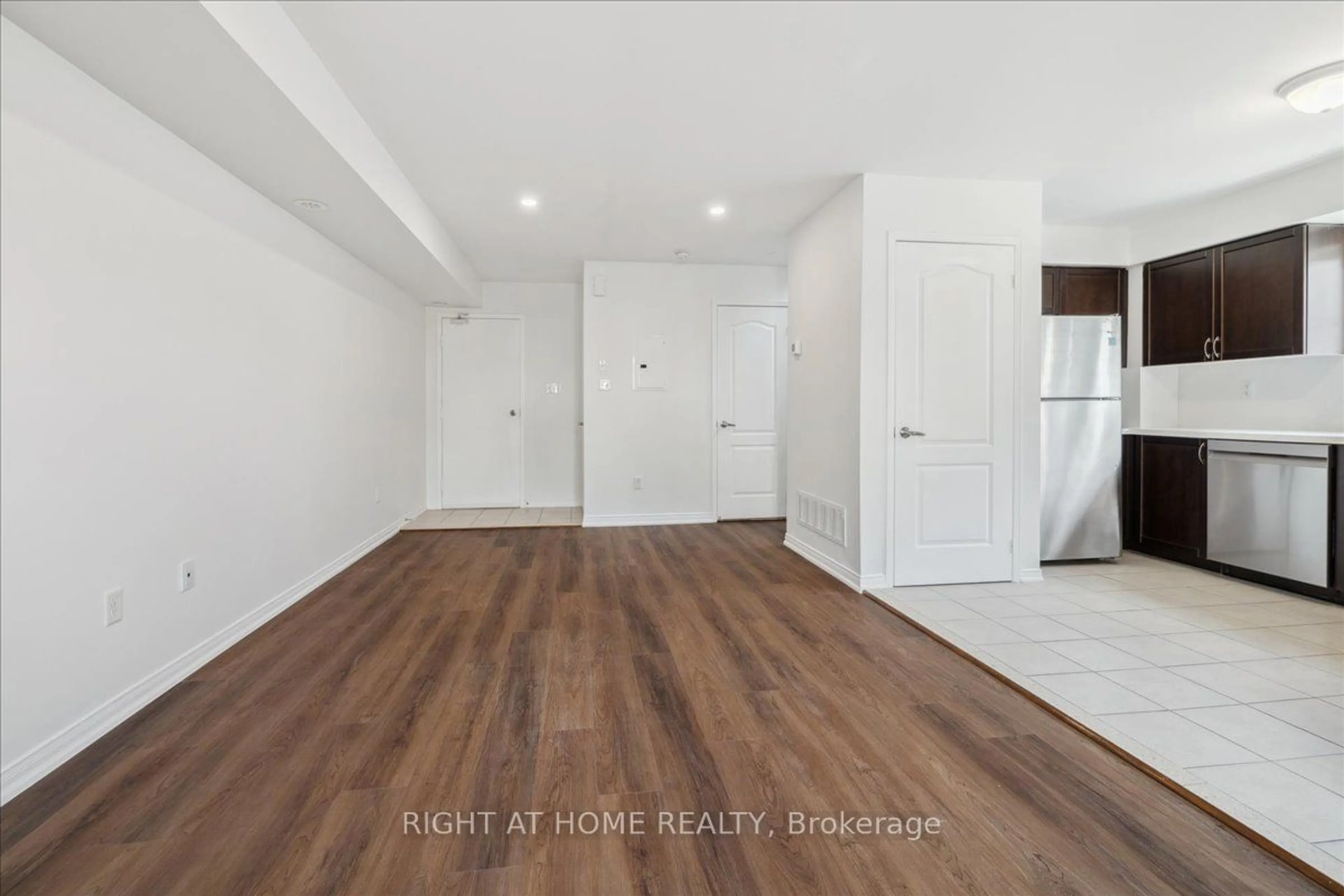 A pic of a room, wood floors for 15 Hays Blvd #3, Oakville Ontario L6H 0H8