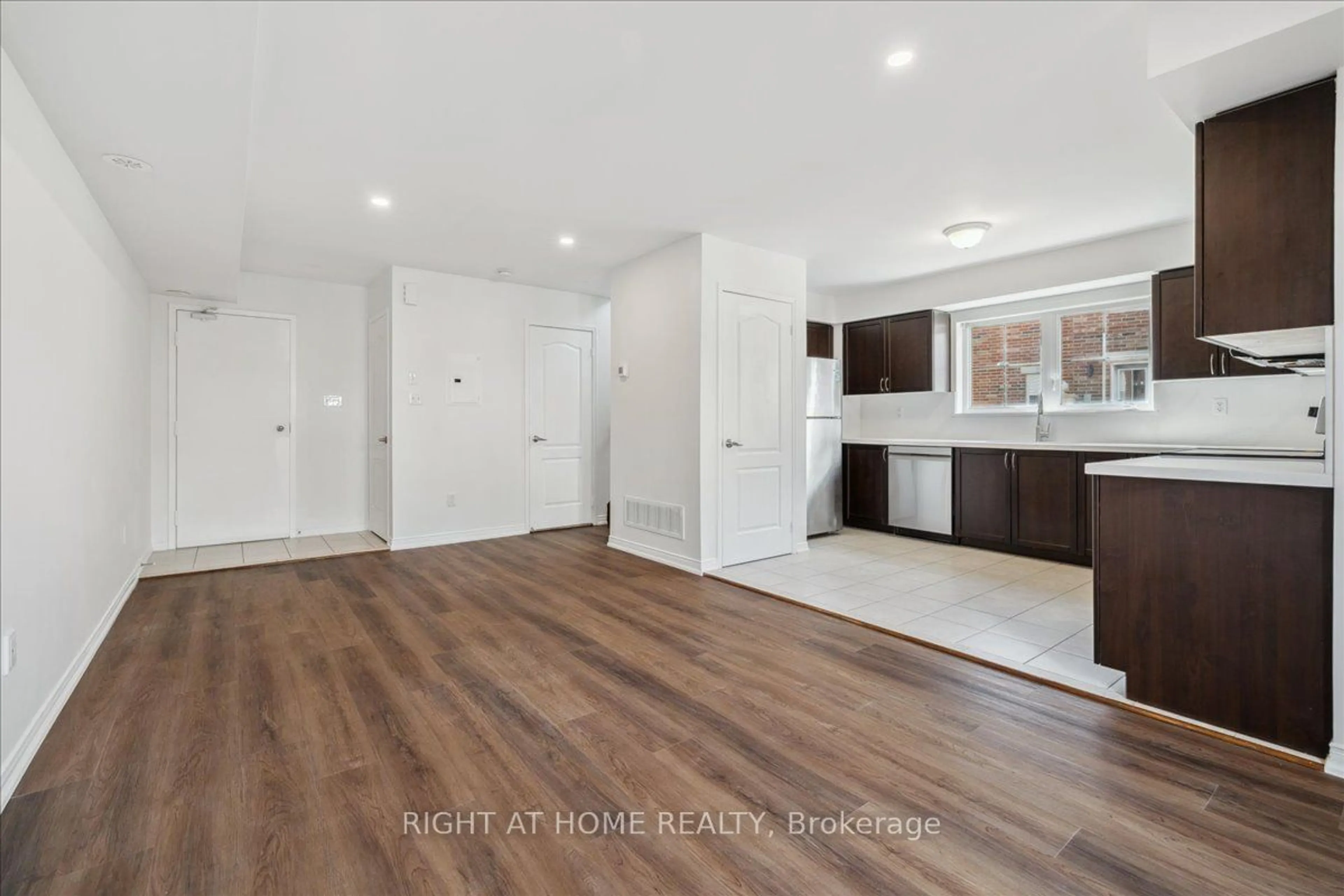 A pic of a room, wood floors for 15 Hays Blvd #3, Oakville Ontario L6H 0H8