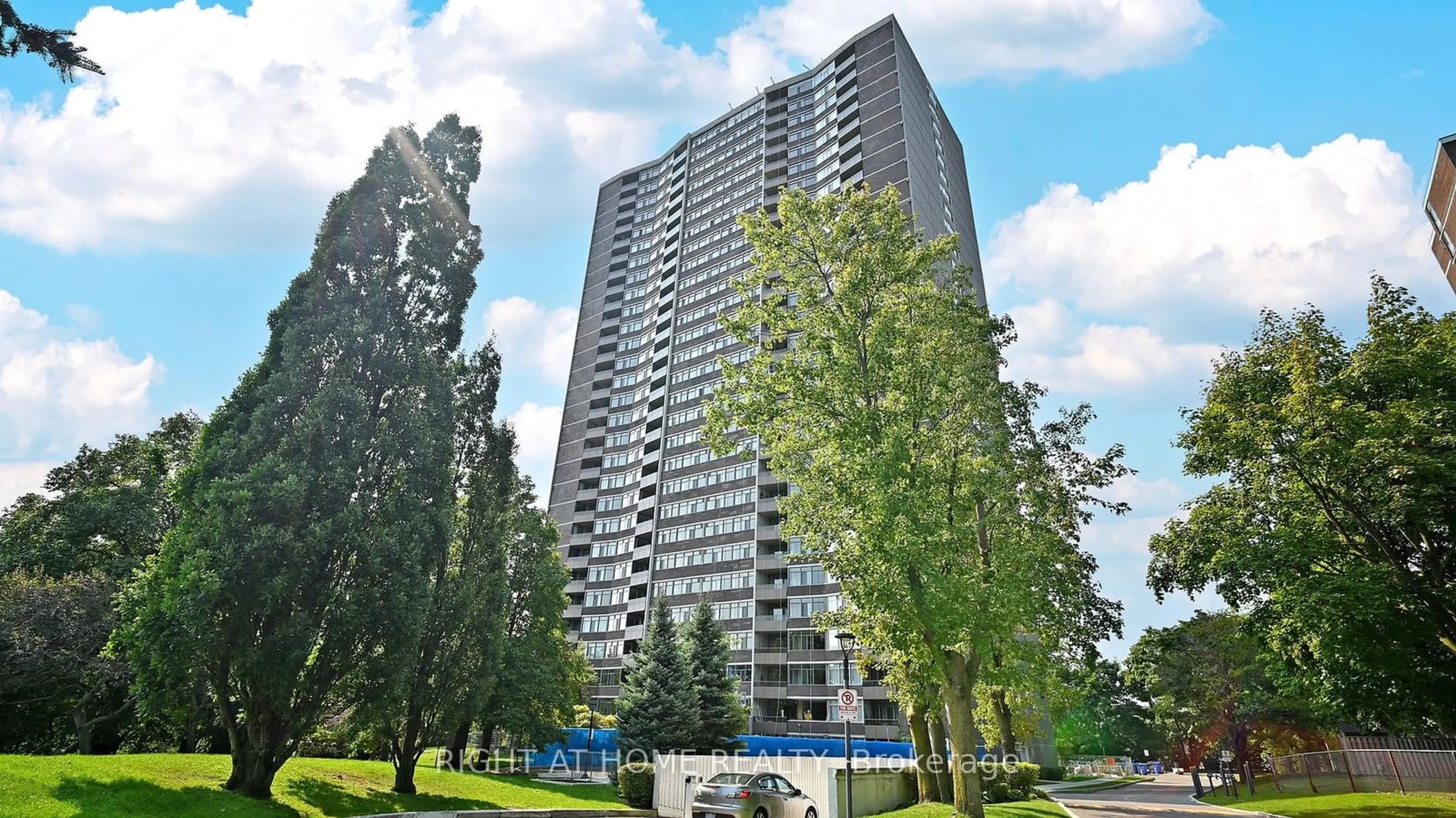 A pic from exterior of the house or condo, the front or back of building for 3100 Kirwin Ave #2001, Mississauga Ontario L5A 3S6