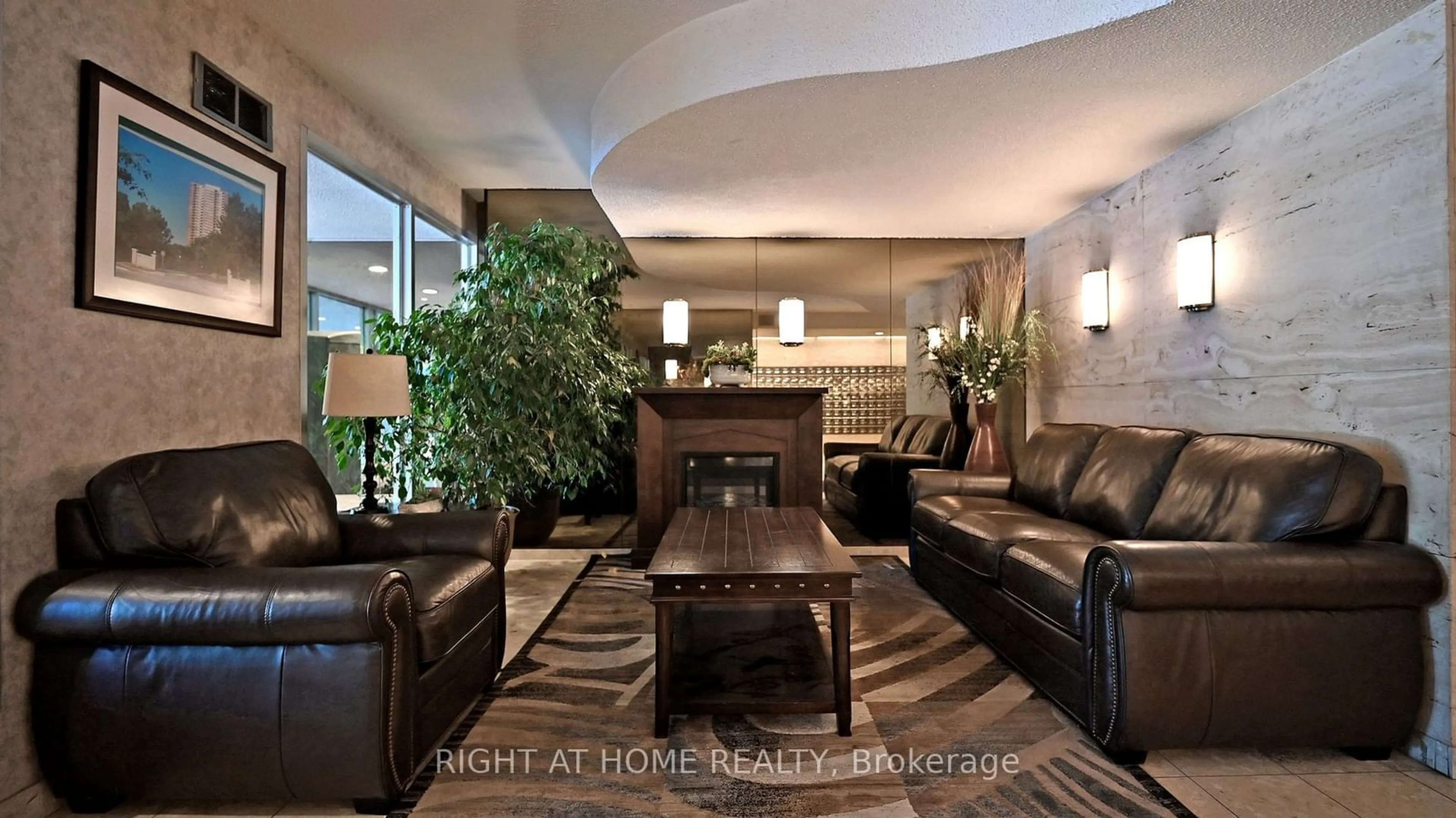 Indoor lobby, carpet floors for 3100 Kirwin Ave #2001, Mississauga Ontario L5A 3S6