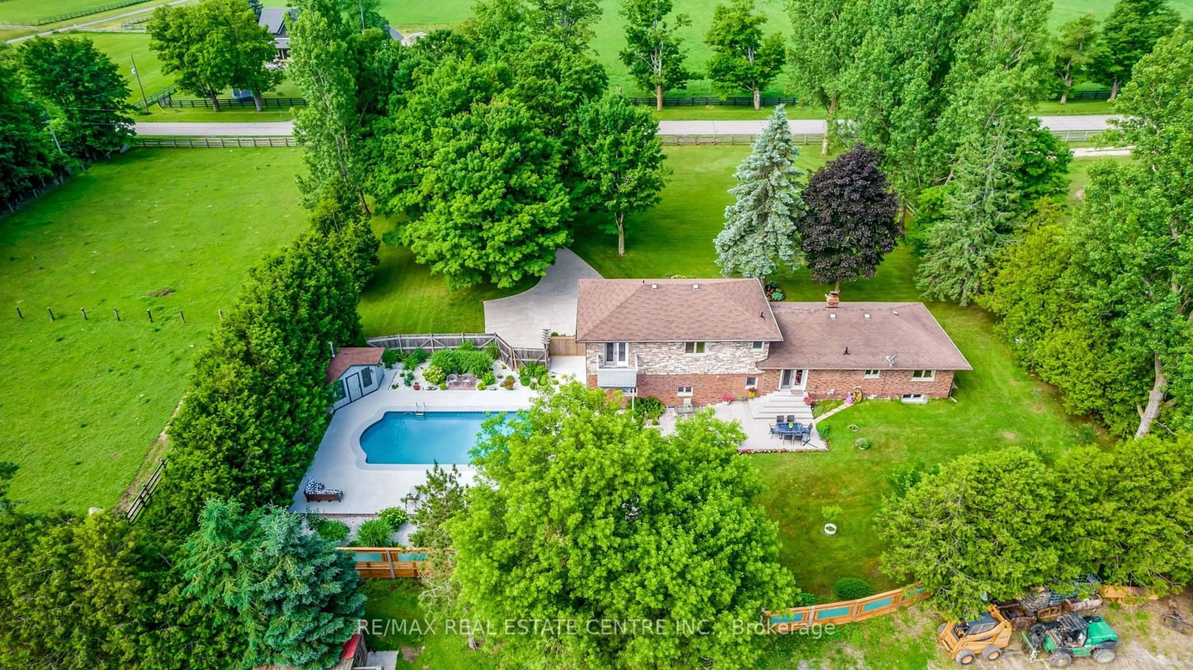 Indoor or outdoor pool for 19617 Mountainview Rd, Caledon Ontario L7K 2G7