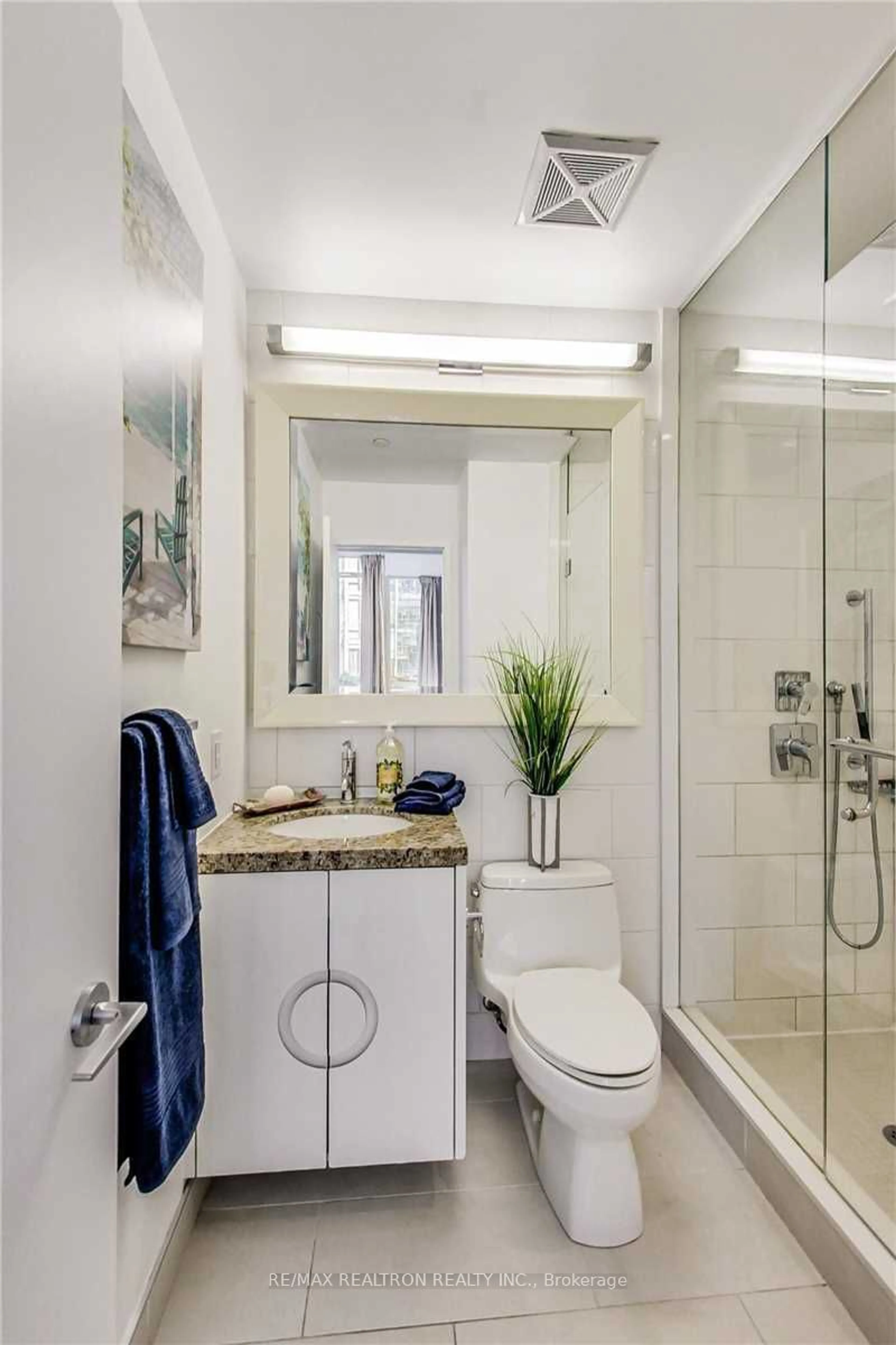 Contemporary bathroom for 88 Park Lawn Rd #210, Toronto Ontario M8Y 0B5