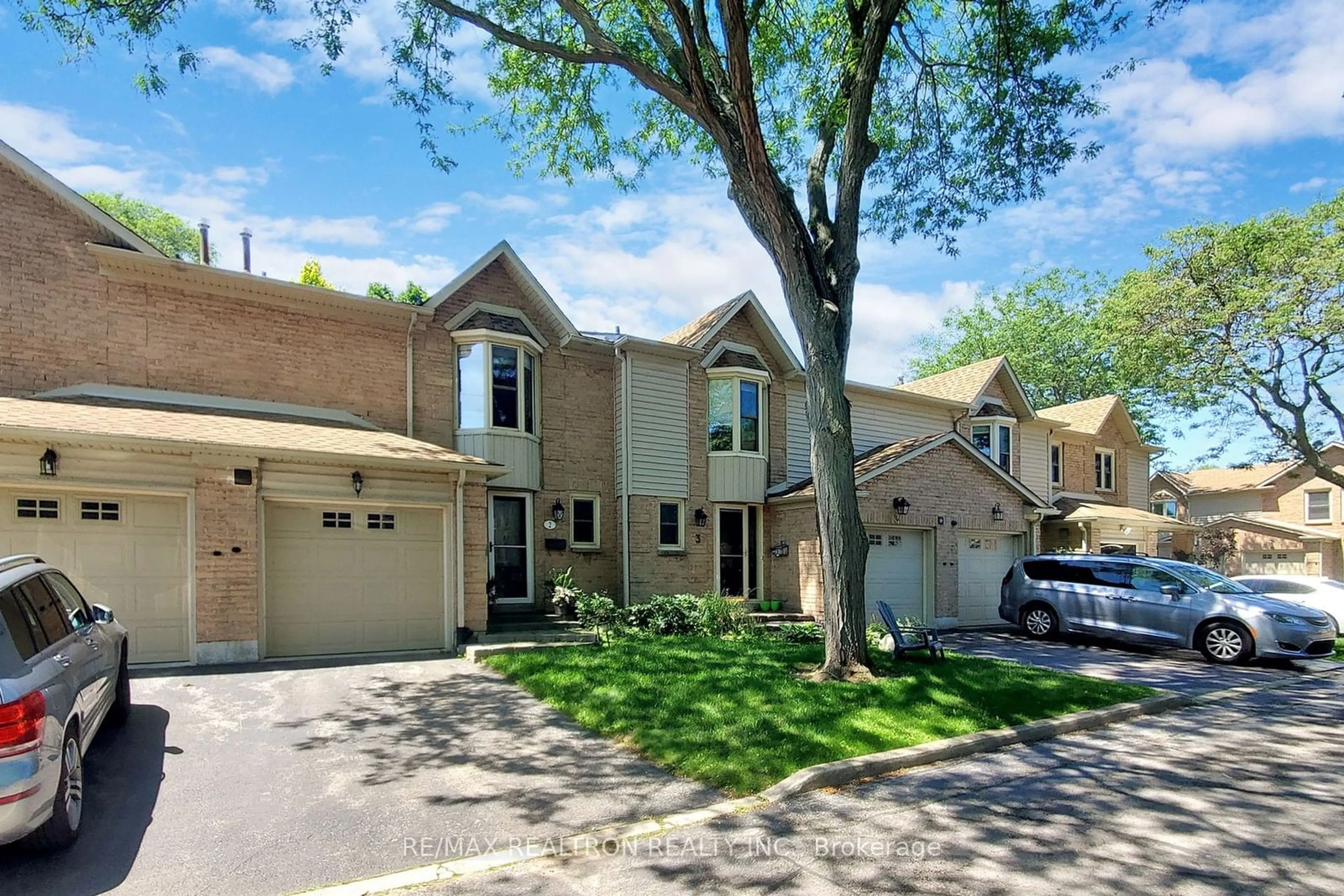 A pic from exterior of the house or condo, cottage for 5411 Lakeshore Rd #2, Burlington Ontario L7L 1E1