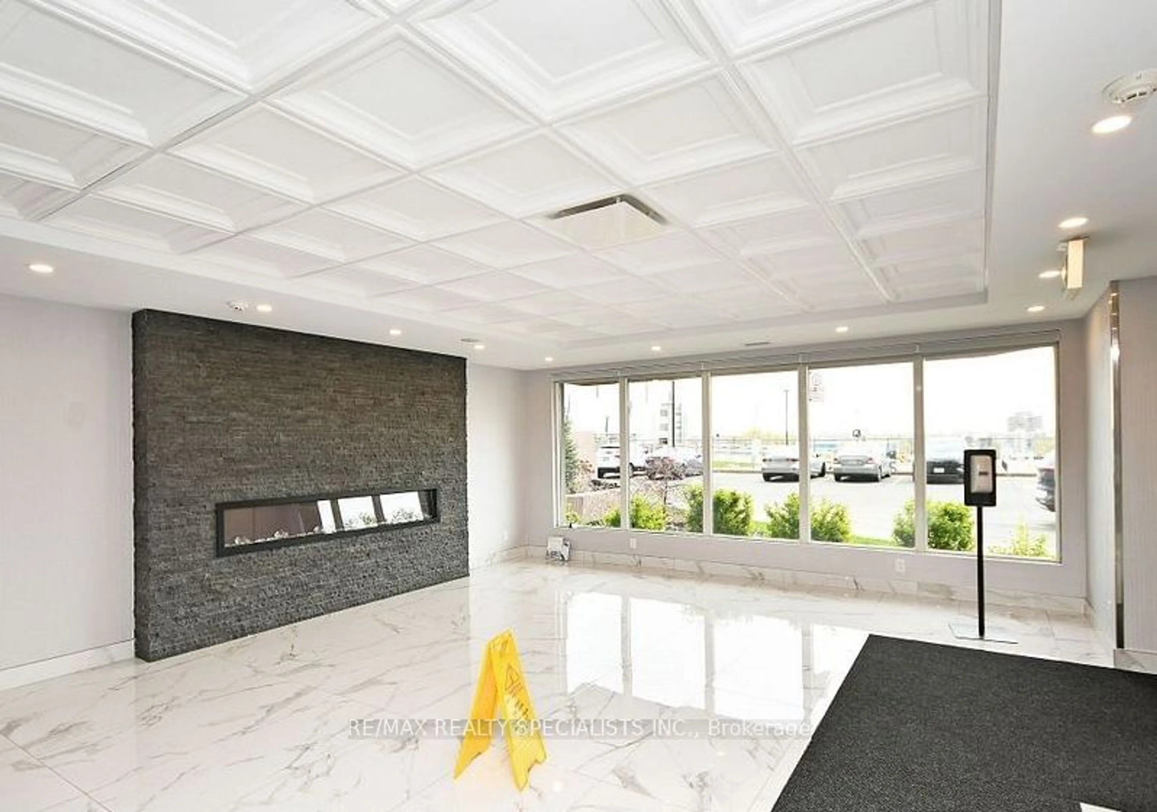 Indoor lobby, ceramic floors for 115 Hillcrest Ave #203, Mississauga Ontario L5B 3Y9