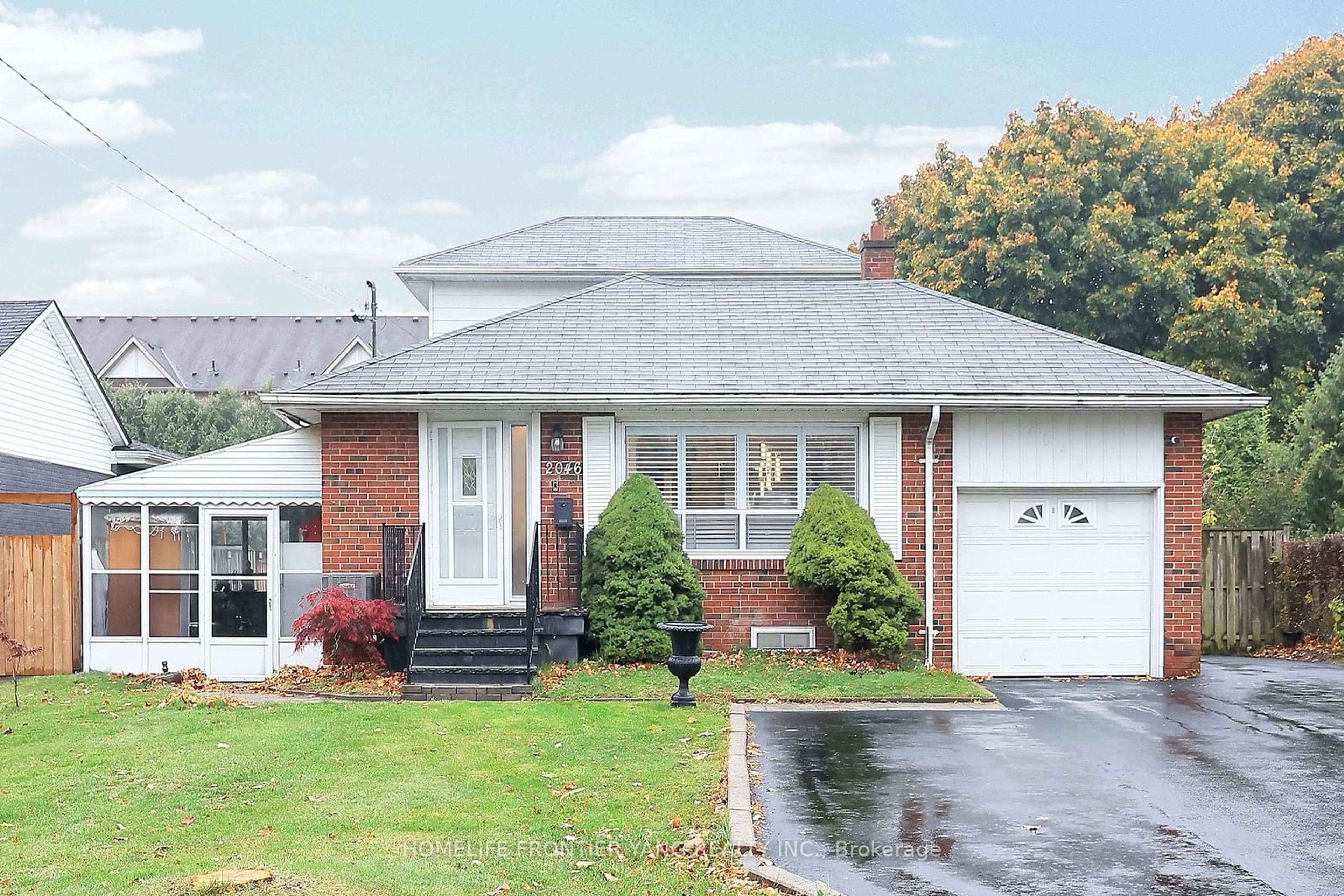 Frontside or backside of a home, cottage for 2046 Munden Rd, Mississauga Ontario L5A 2P8