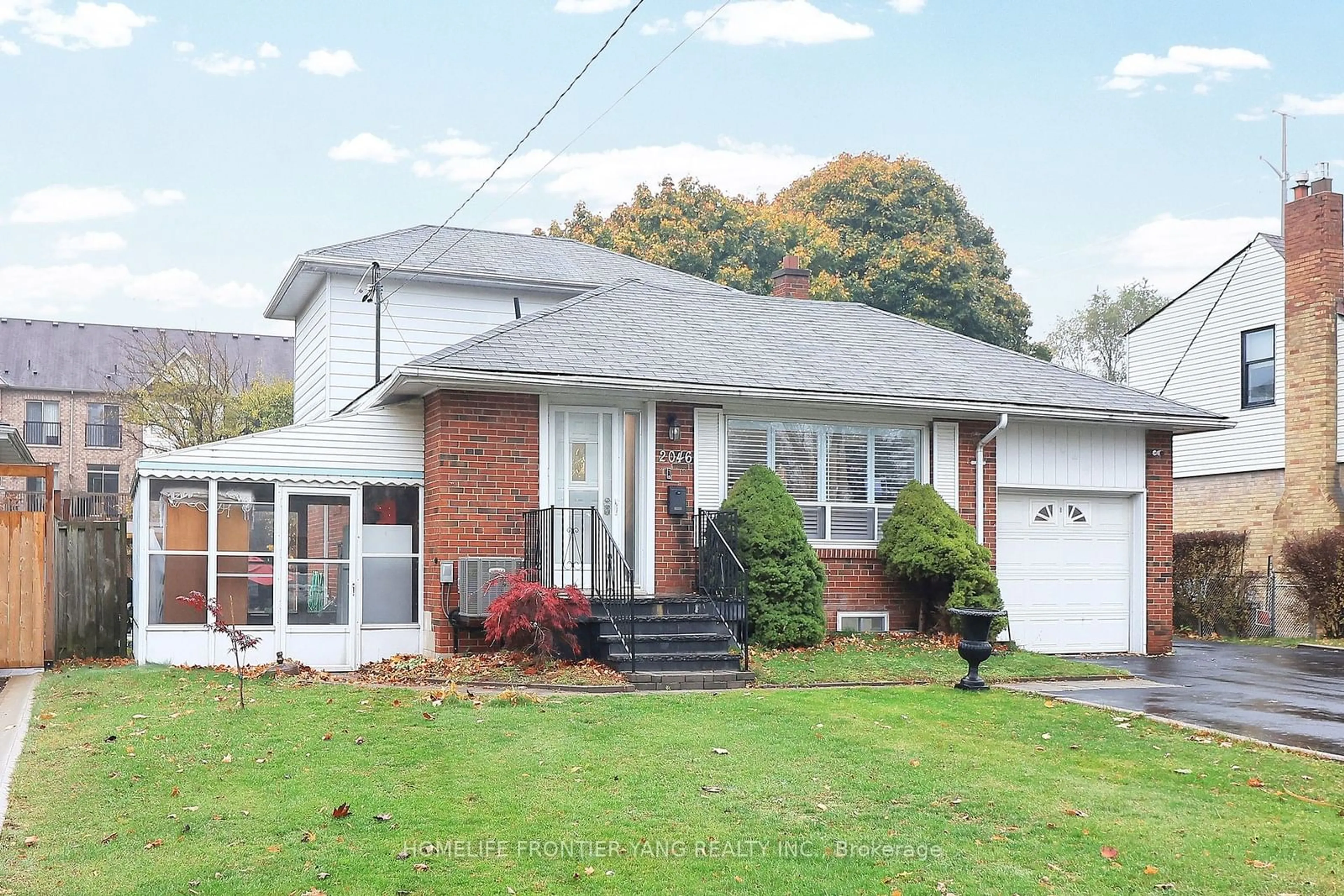 Frontside or backside of a home, cottage for 2046 Munden Rd, Mississauga Ontario L5A 2P8