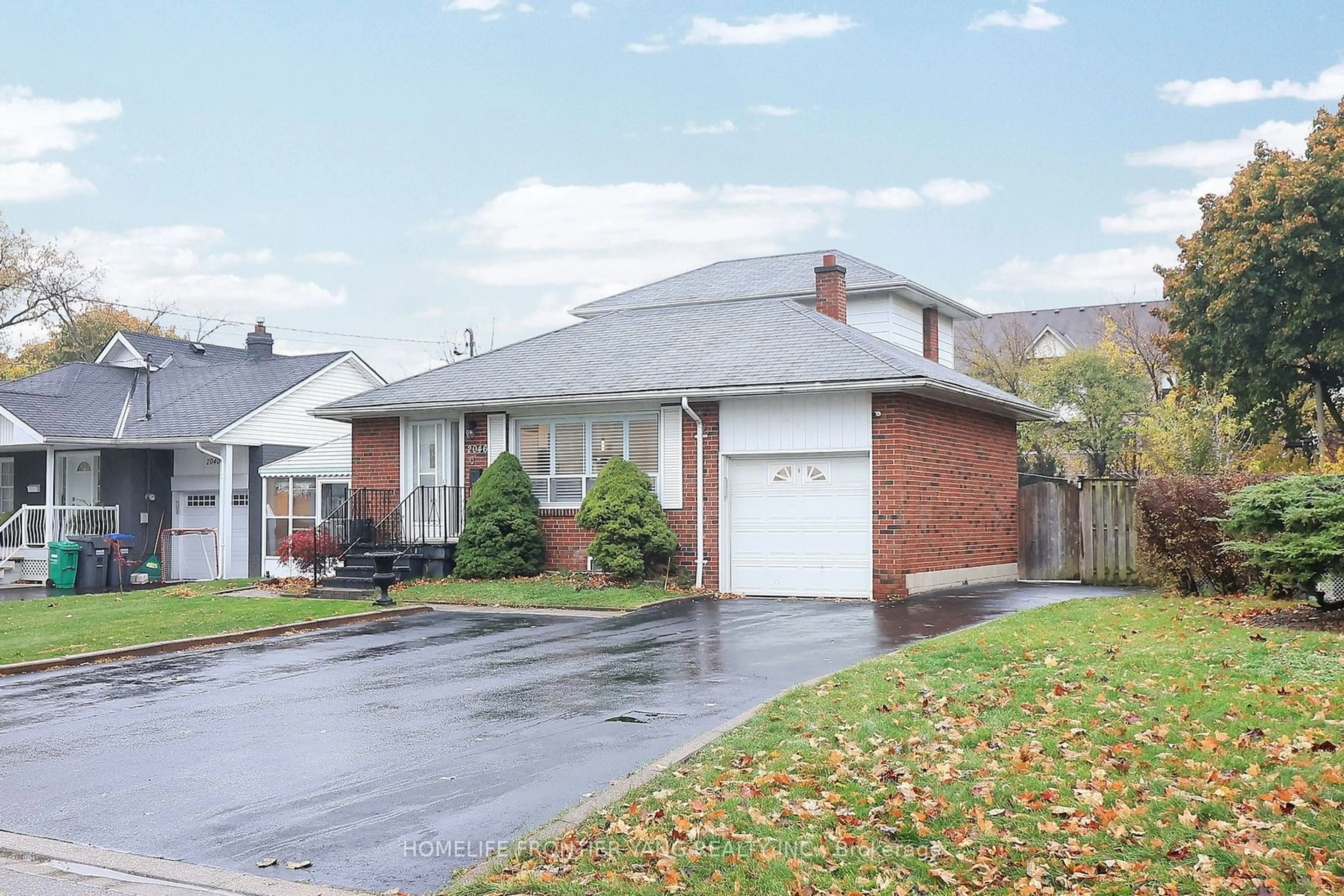 Frontside or backside of a home, the street view for 2046 Munden Rd, Mississauga Ontario L5A 2P8