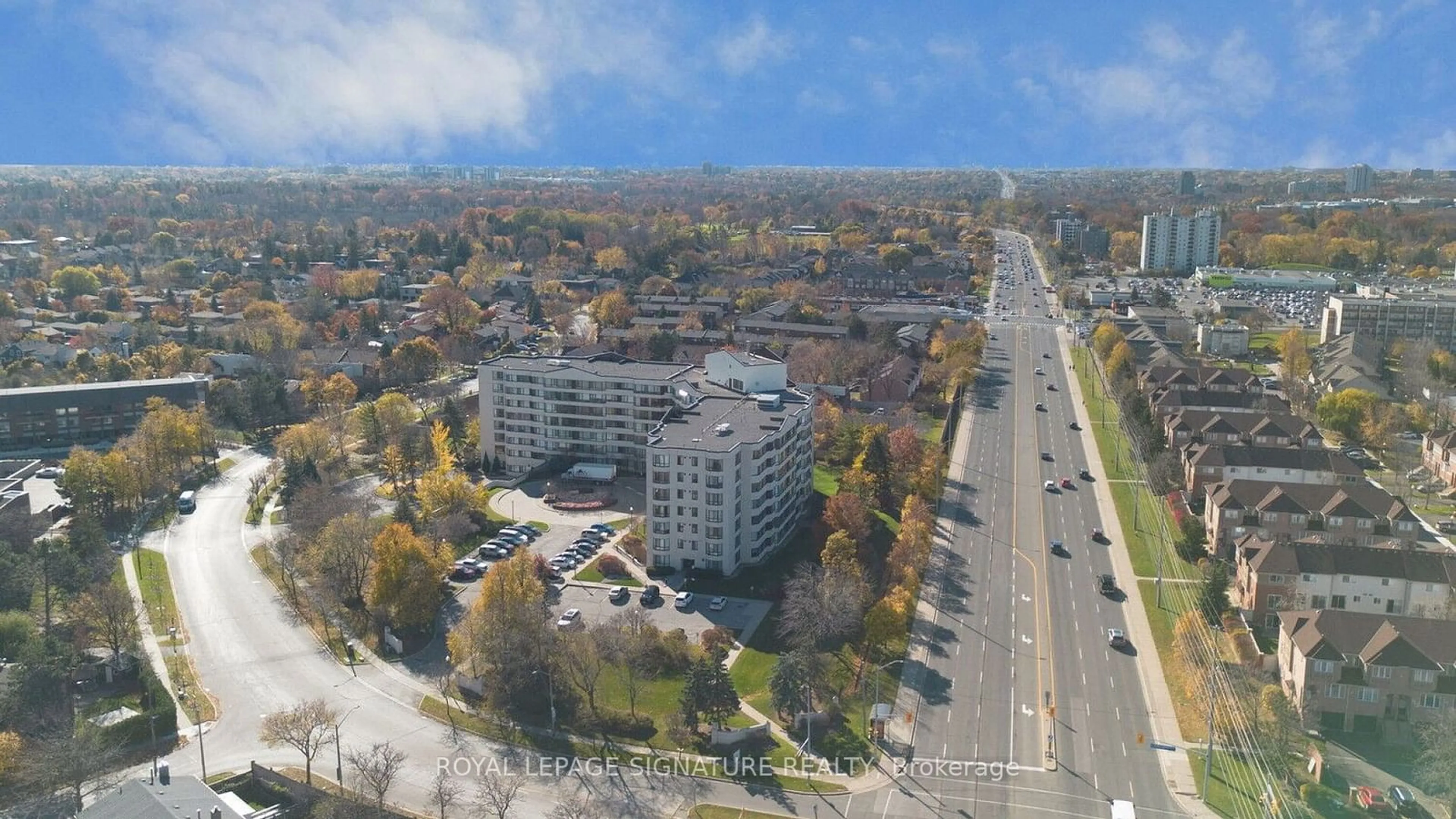 A pic from exterior of the house or condo, the street view for 1001 Cedarglen Gate #106, Mississauga Ontario L5C 4R2