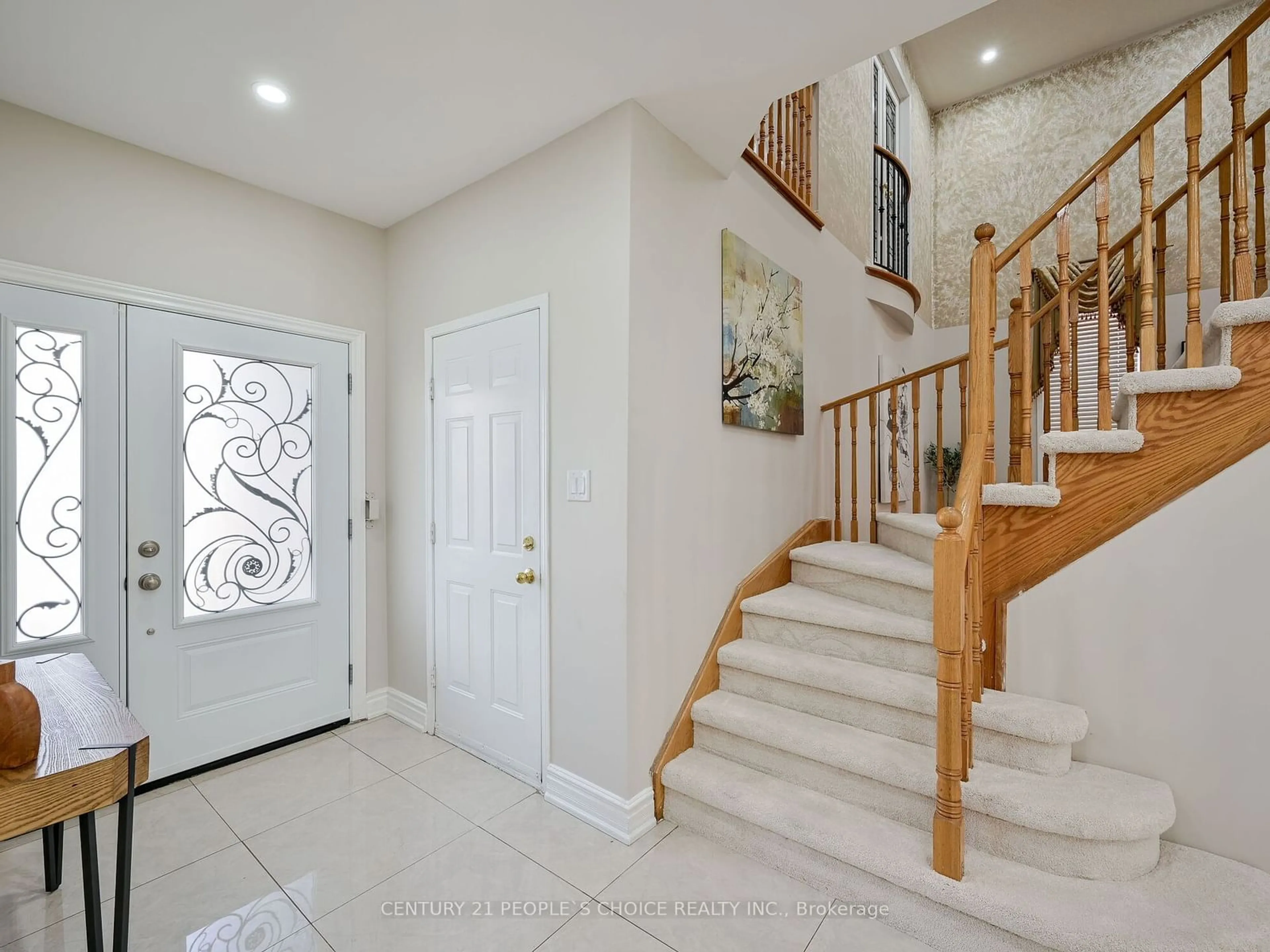 Indoor foyer, wood floors for 798 Crawford Mill Ave, Mississauga Ontario L5W 1B5