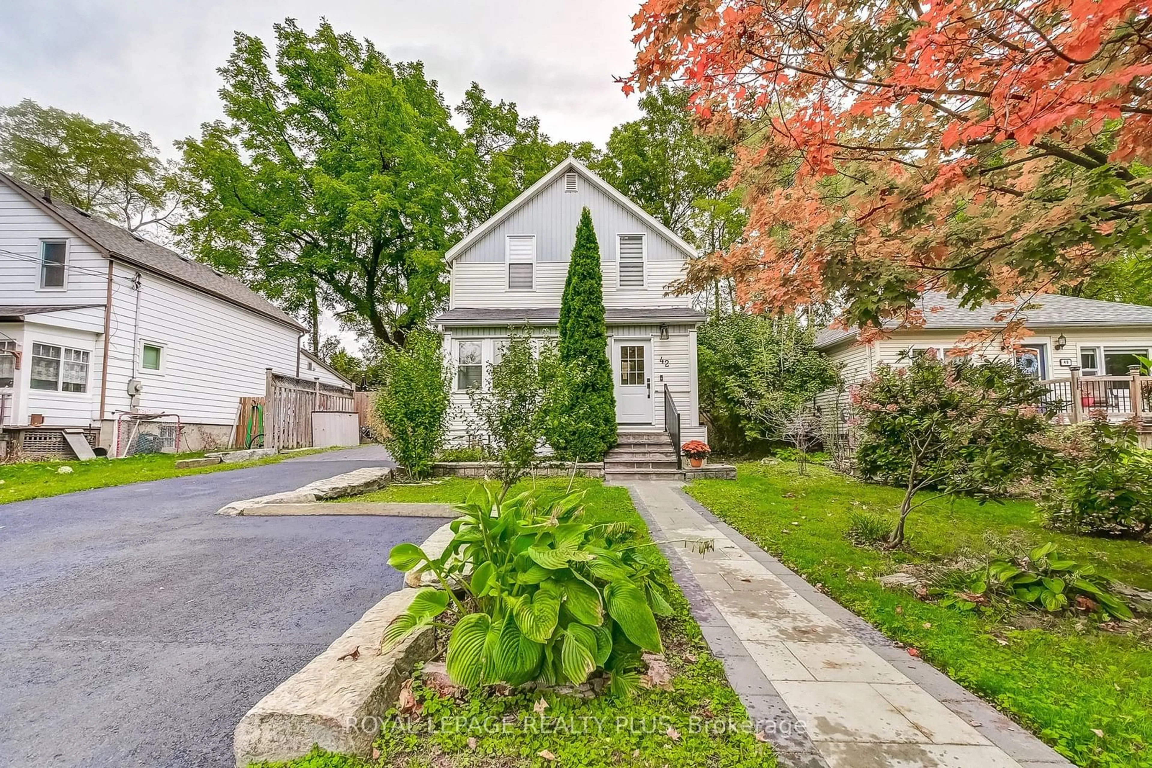 A pic from exterior of the house or condo, the street view for 42 Dayfoot Dr, Halton Hills Ontario L7G 2L1