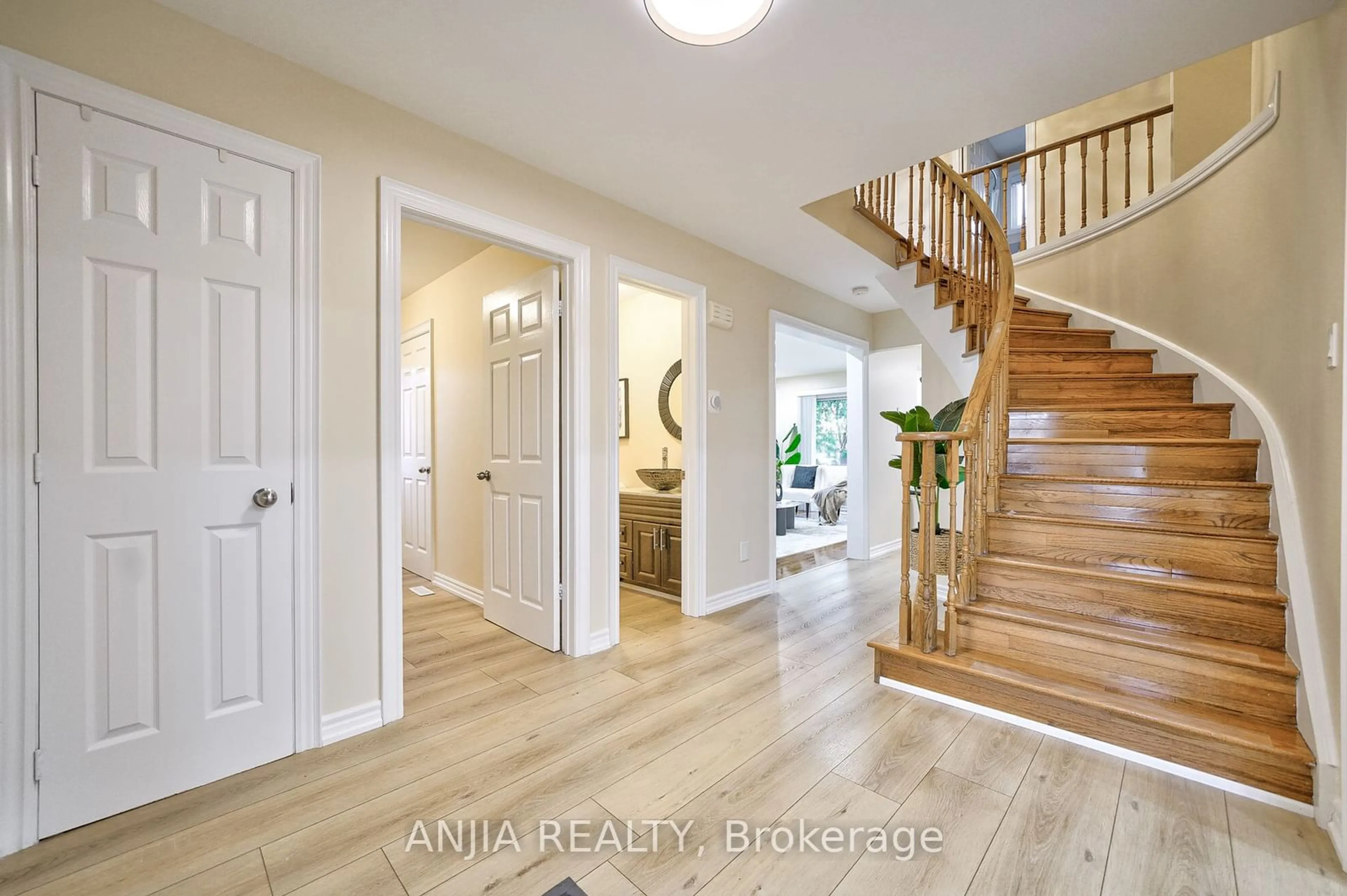 Indoor entryway, wood floors for 1251 Shagbark Cres, Mississauga Ontario L5C 3N6