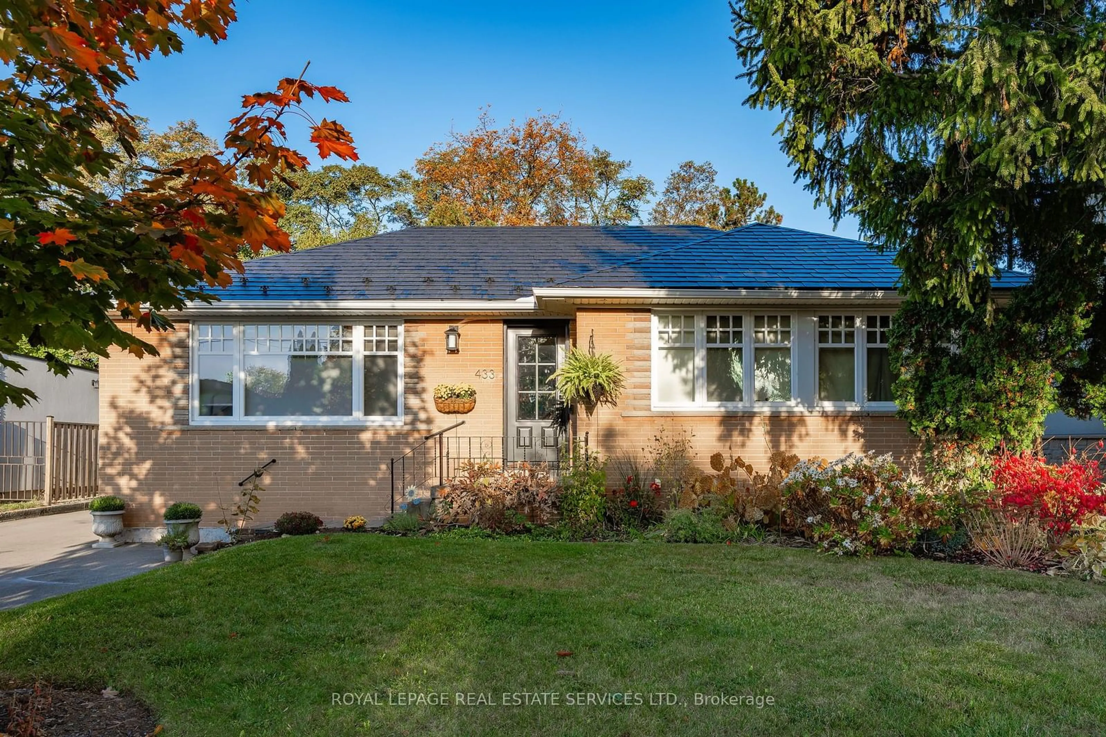 Frontside or backside of a home, cottage for 433 Pinegrove Rd, Oakville Ontario L6K 2B6