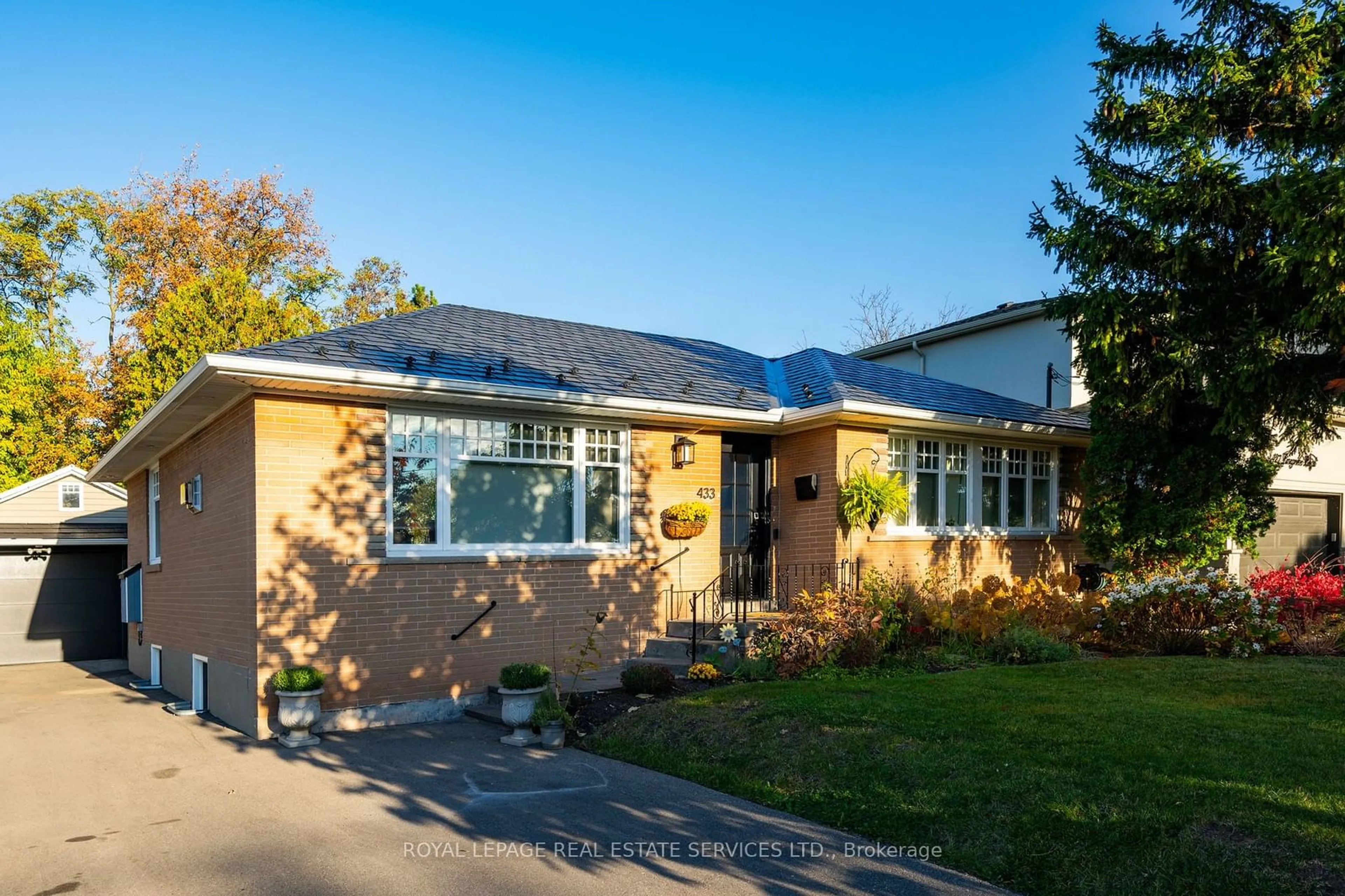 Frontside or backside of a home, cottage for 433 Pinegrove Rd, Oakville Ontario L6K 2B6