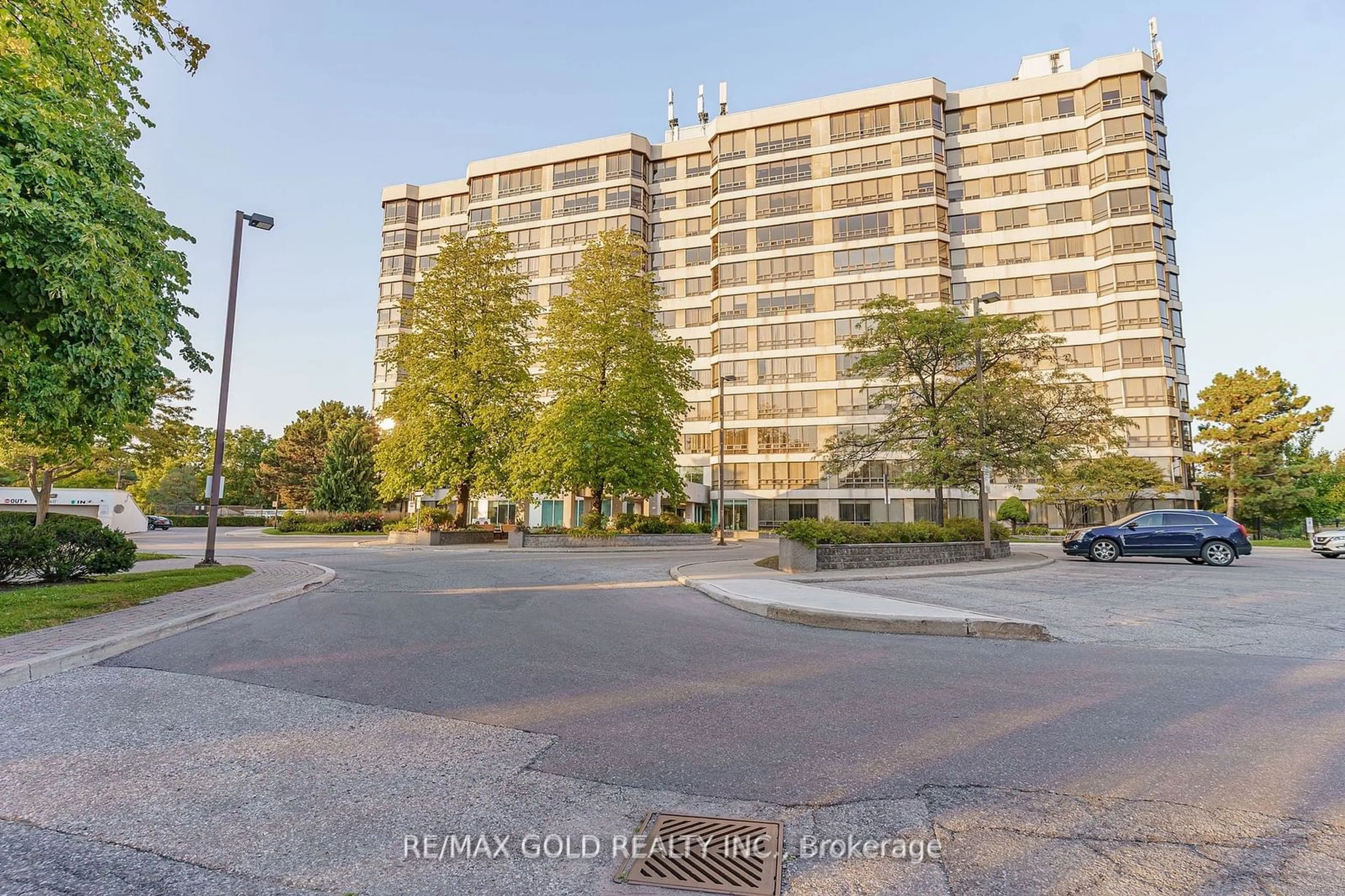 A pic from exterior of the house or condo, the street view for 310 Mill St #608, Brampton Ontario L6Y 3B1