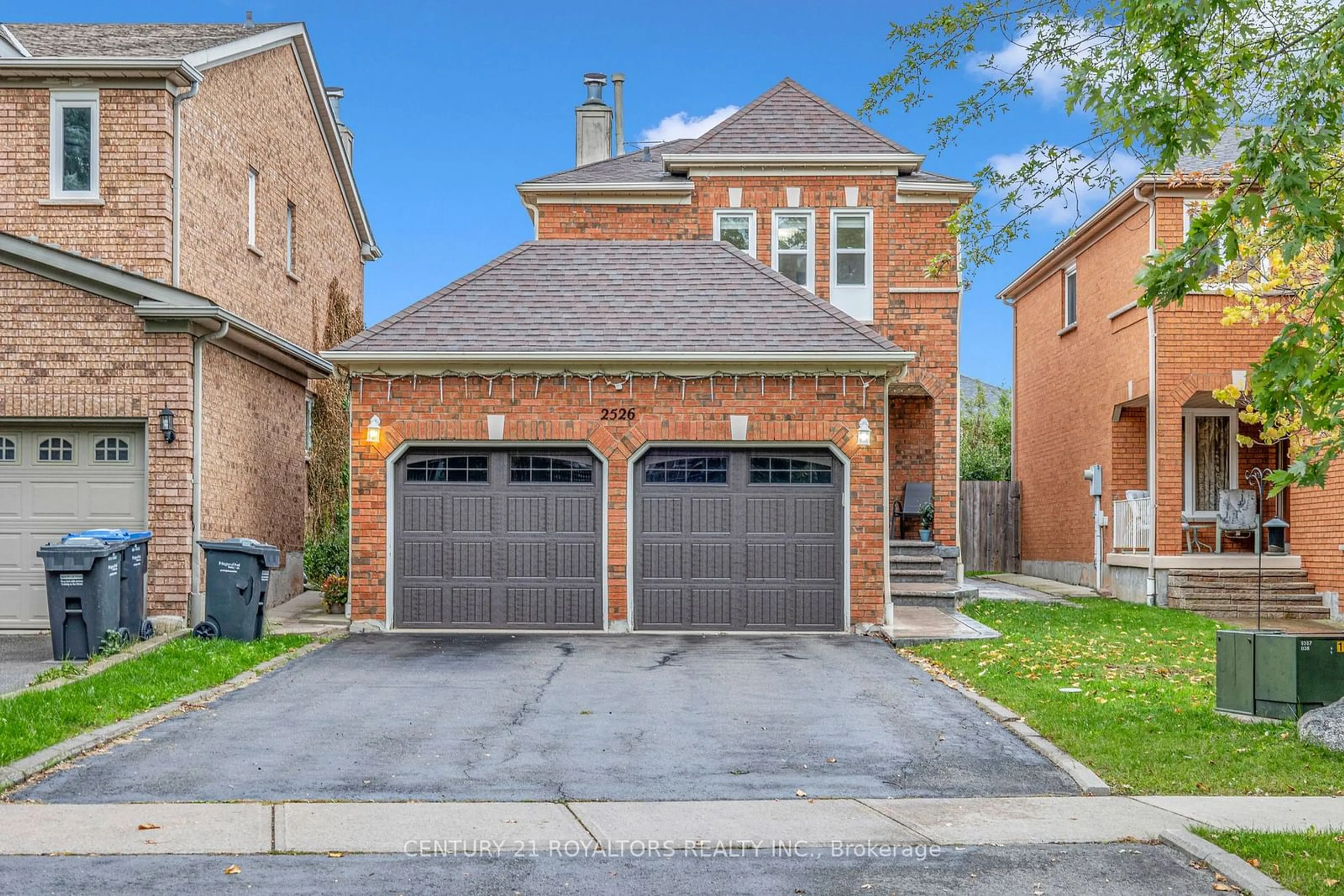 Home with brick exterior material for 2526 Willowburne Dr, Mississauga Ontario L5M 5E9