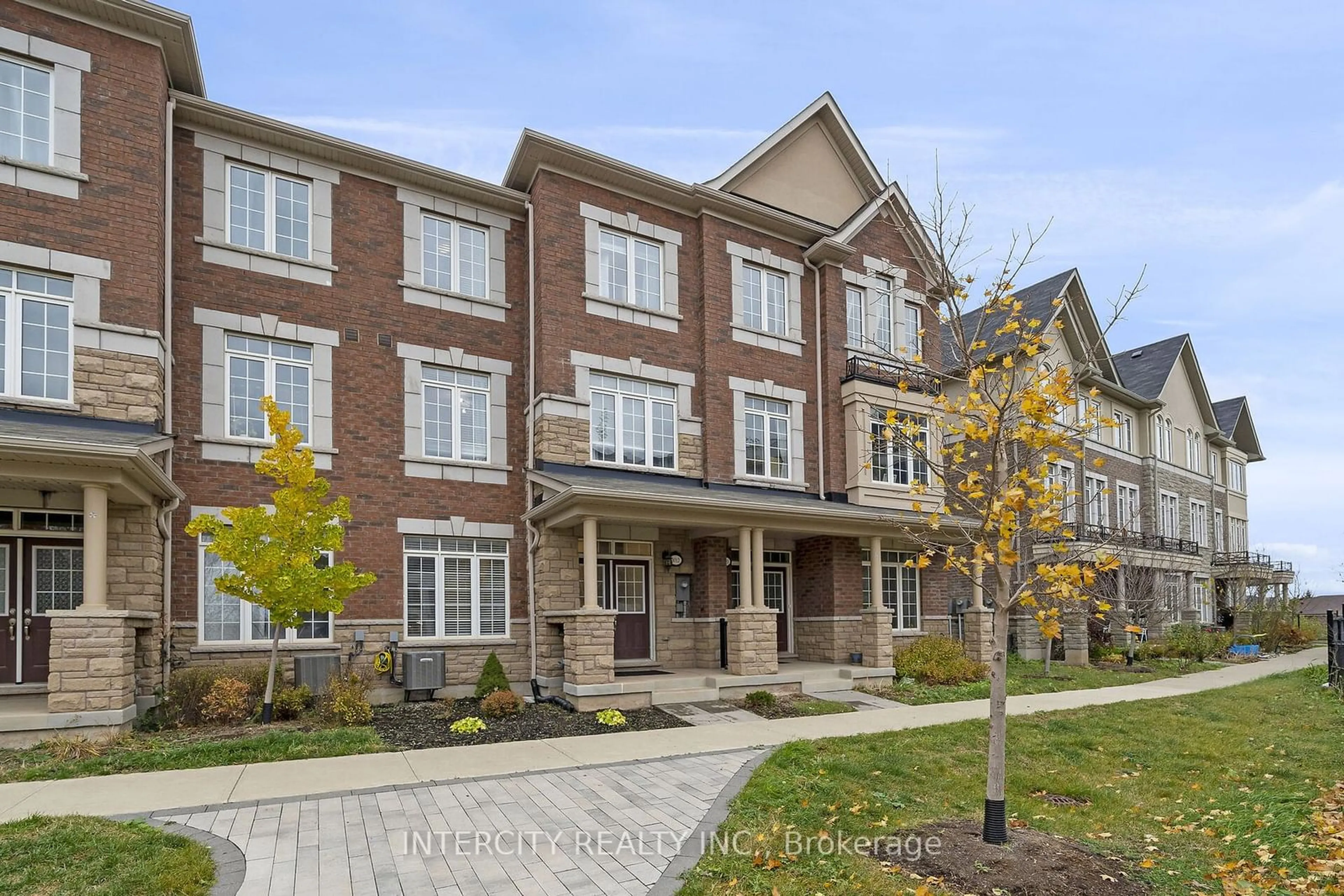 A pic from exterior of the house or condo, the front or back of building for 3012 Rivertrail Common, Oakville Ontario L6M 0Z1