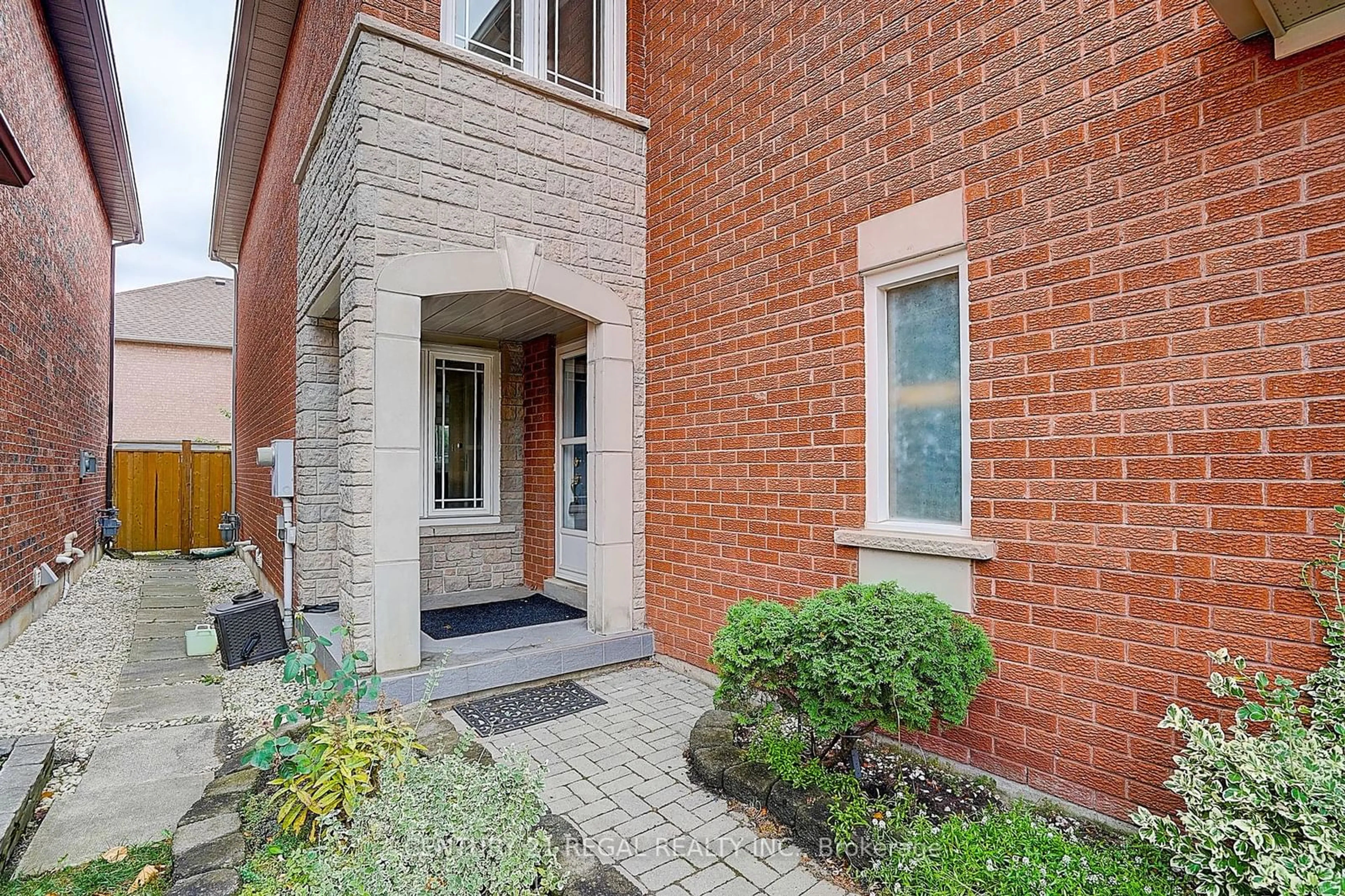 Home with brick exterior material for 6922 Yarrow Ave, Mississauga Ontario L5N 6Z9