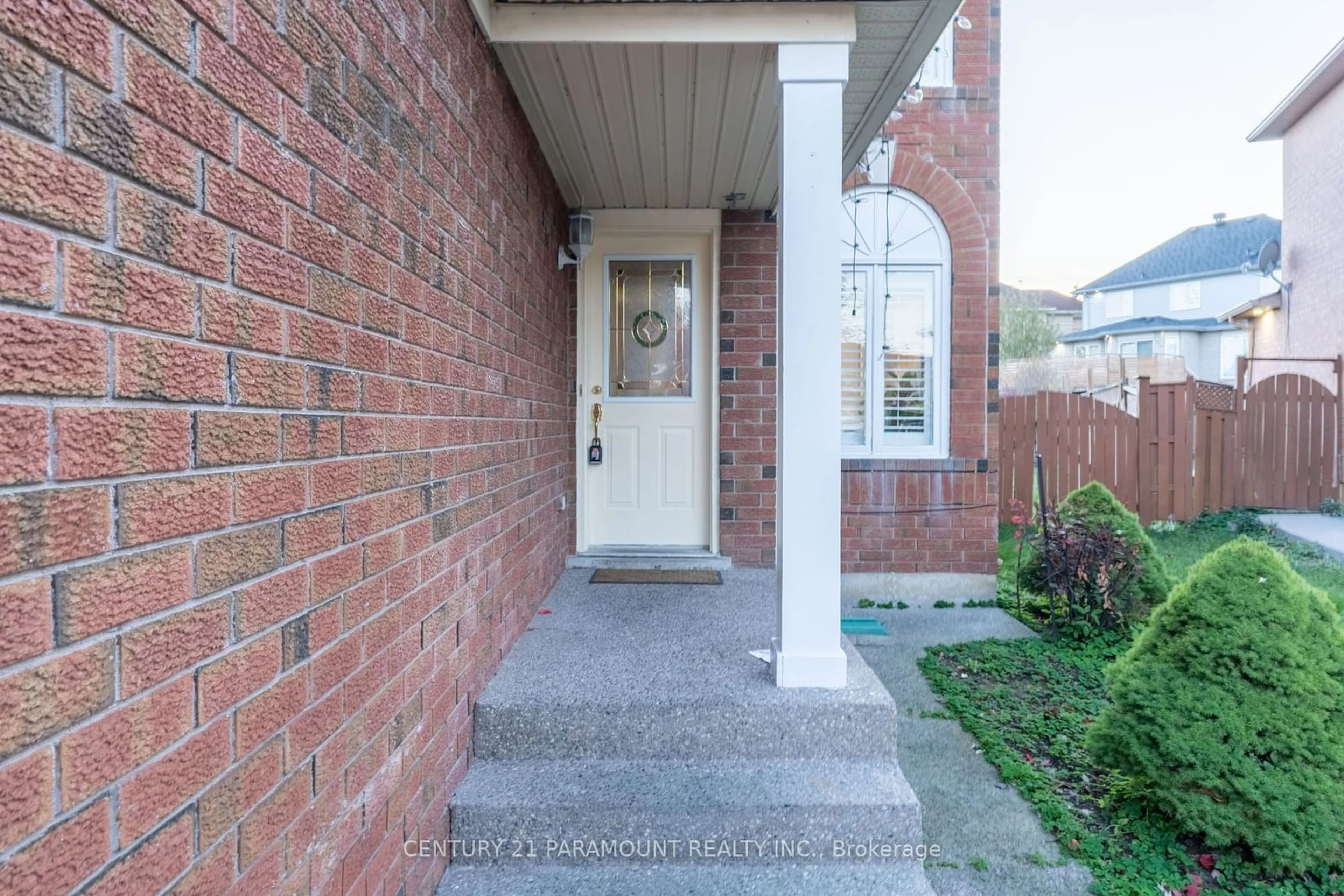 Home with brick exterior material for 69 Narrow Valley Cres, Brampton Ontario L6R 2M4