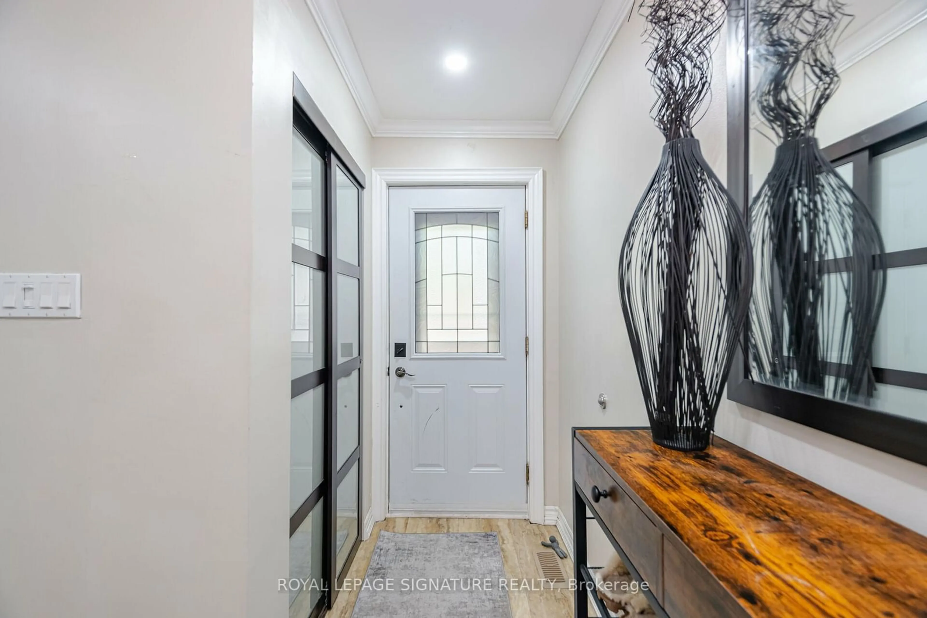 Indoor entryway, wood floors for 3011 Centennial Dr #4, Burlington Ontario L7M 1B3