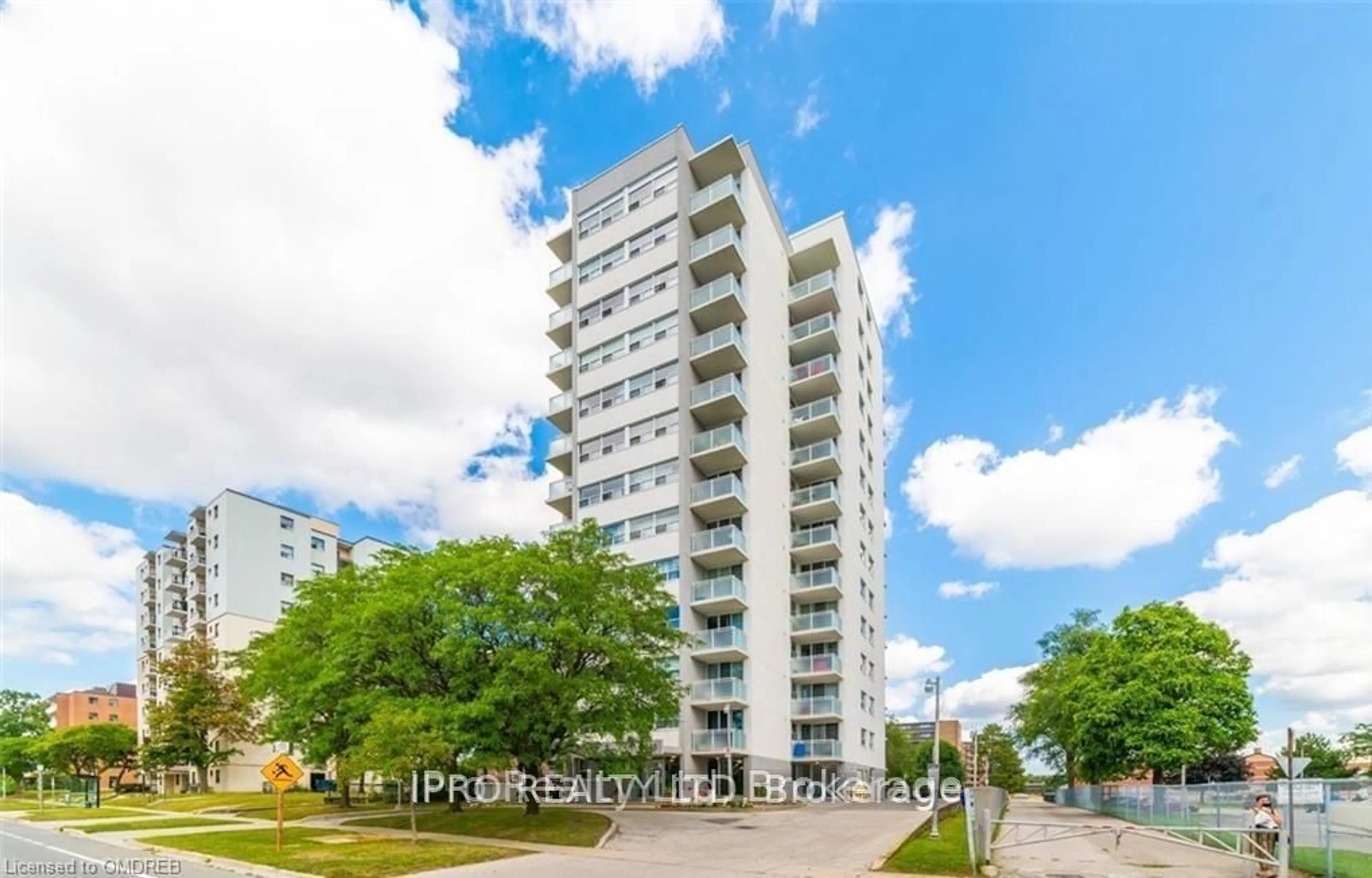 A pic from exterior of the house or condo, the front or back of building for 2345 Confederation Pkwy #204, Mississauga Ontario L5B 2H3