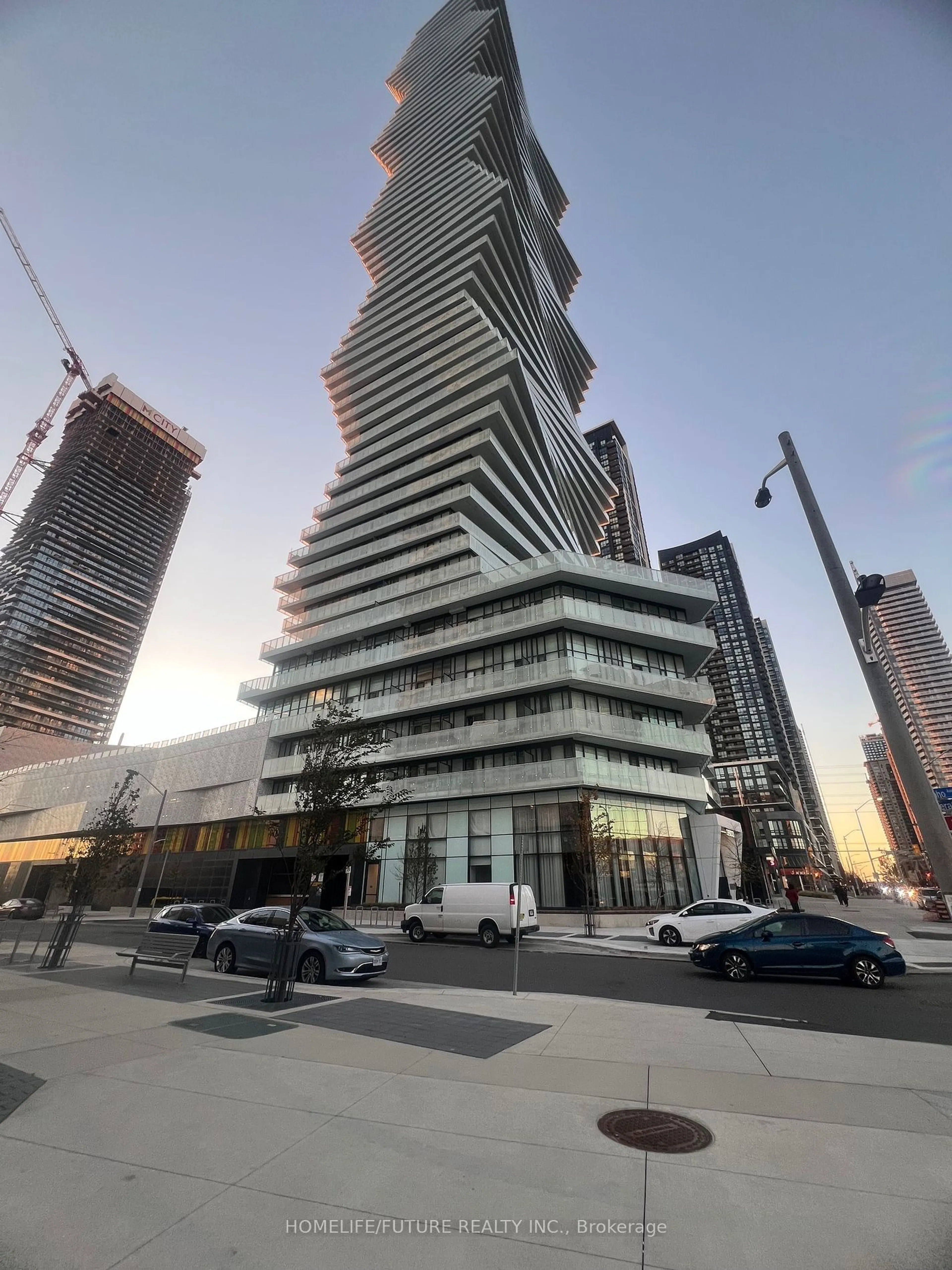 A pic from exterior of the house or condo, the street view for 3900 Confederation Pkwy #4404, Mississauga Ontario L5B 0M3