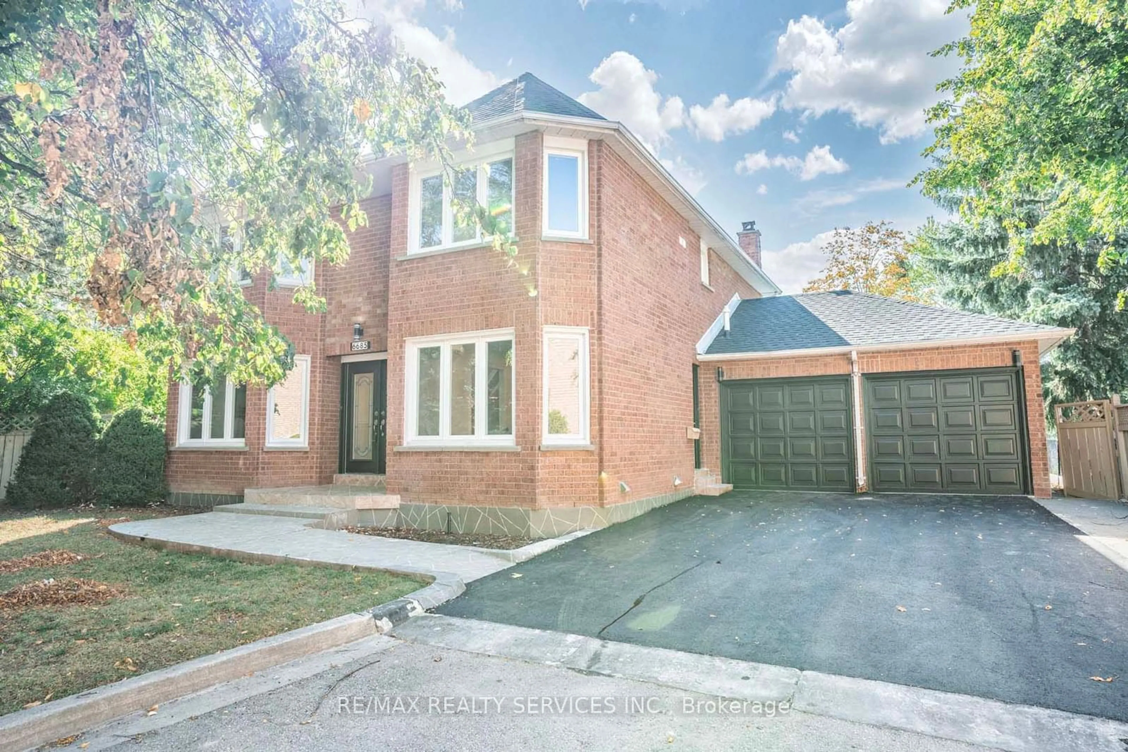 Home with brick exterior material for 6685 Mockingbird Lane, Mississauga Ontario L5N 5K1