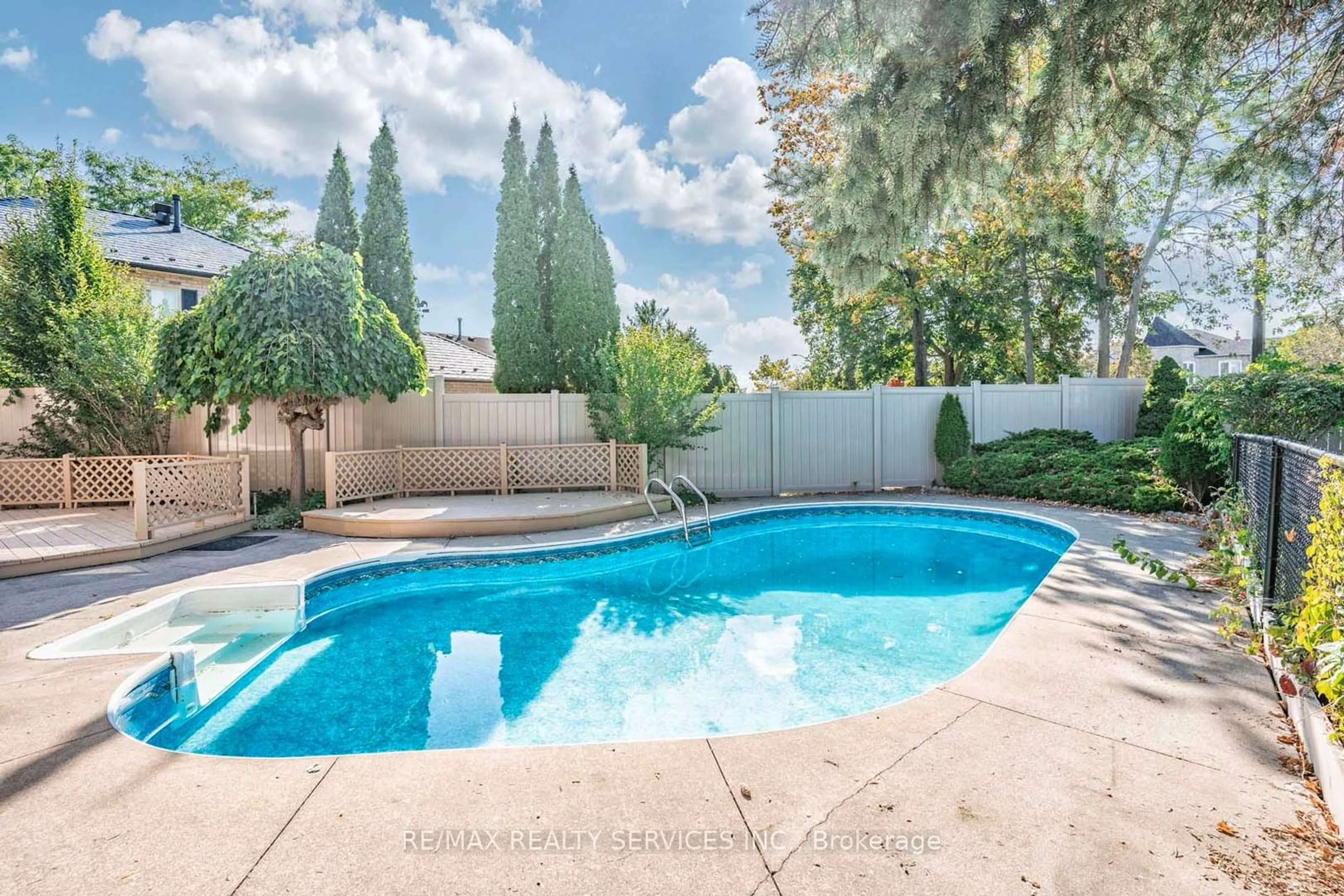 Indoor or outdoor pool for 6685 Mockingbird Lane, Mississauga Ontario L5N 5K1