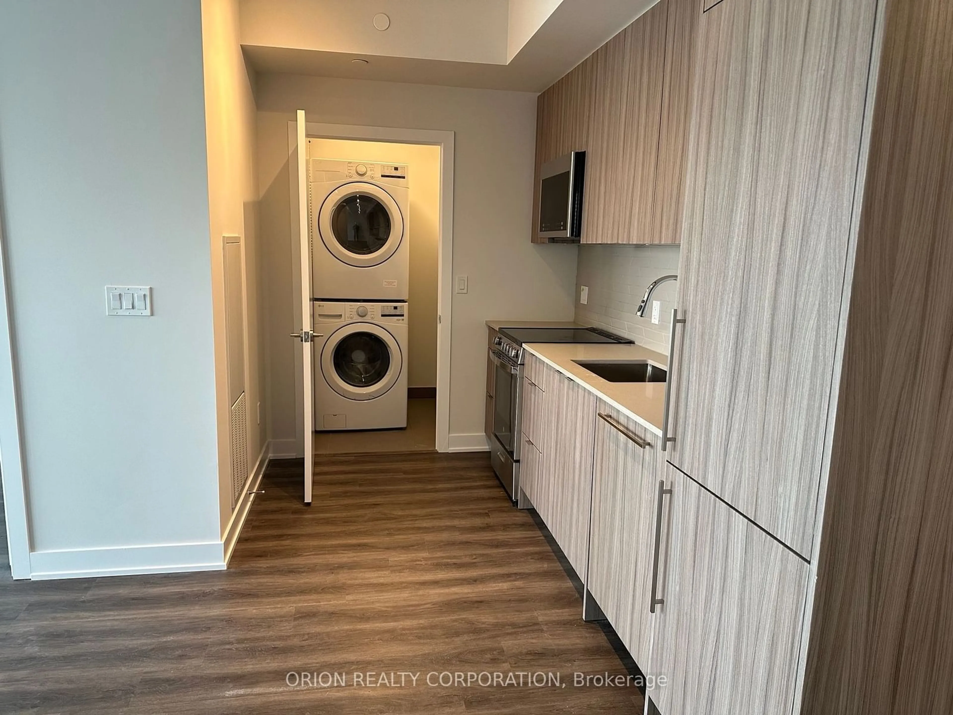 Laundry room for 4130 Parkside Village Dr #2211, Mississauga Ontario L5B 3M8