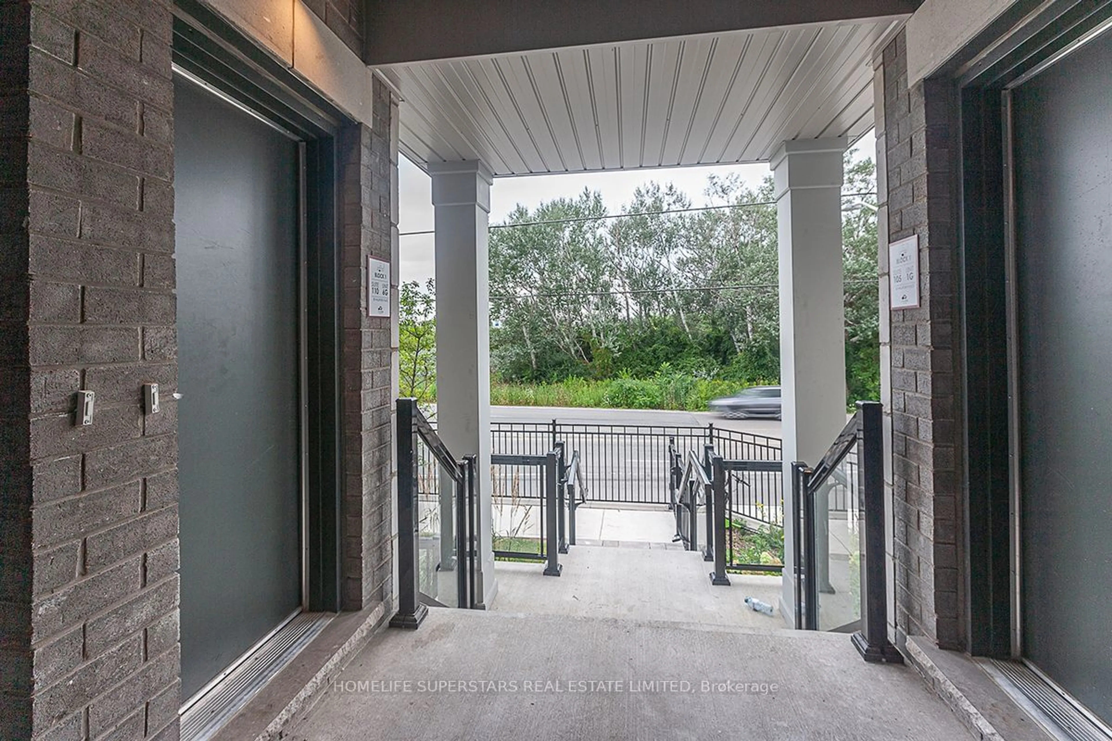 Indoor foyer, cement floor for 20 Halliford Pl #110, Brampton Ontario L6P 4R1