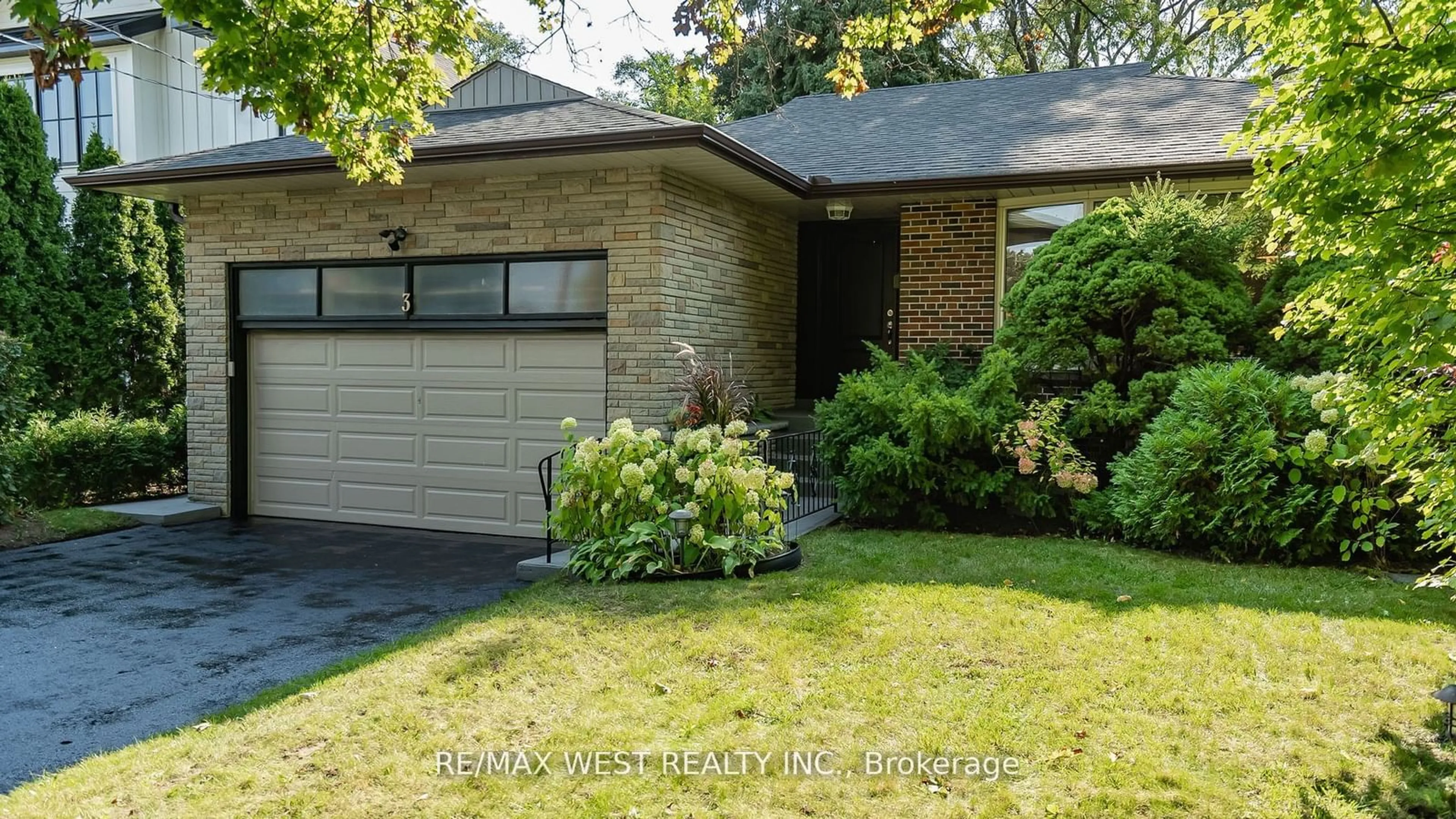 Home with brick exterior material for 3 Humber Ridge Dr, Toronto Ontario M8Y 1Z9