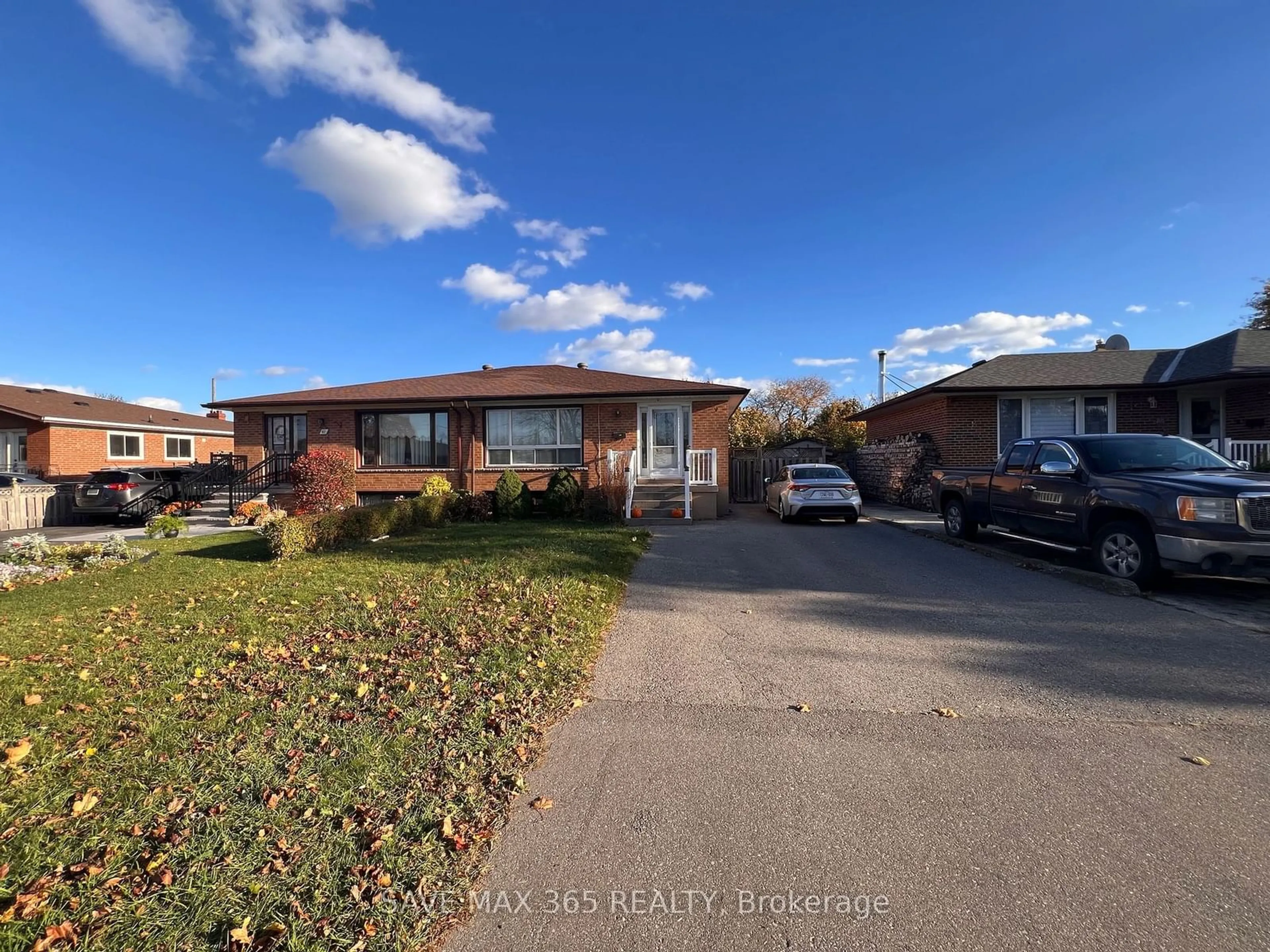 Frontside or backside of a home, the street view for 40 Ashwood Cres, Brampton Ontario L6T 1M2