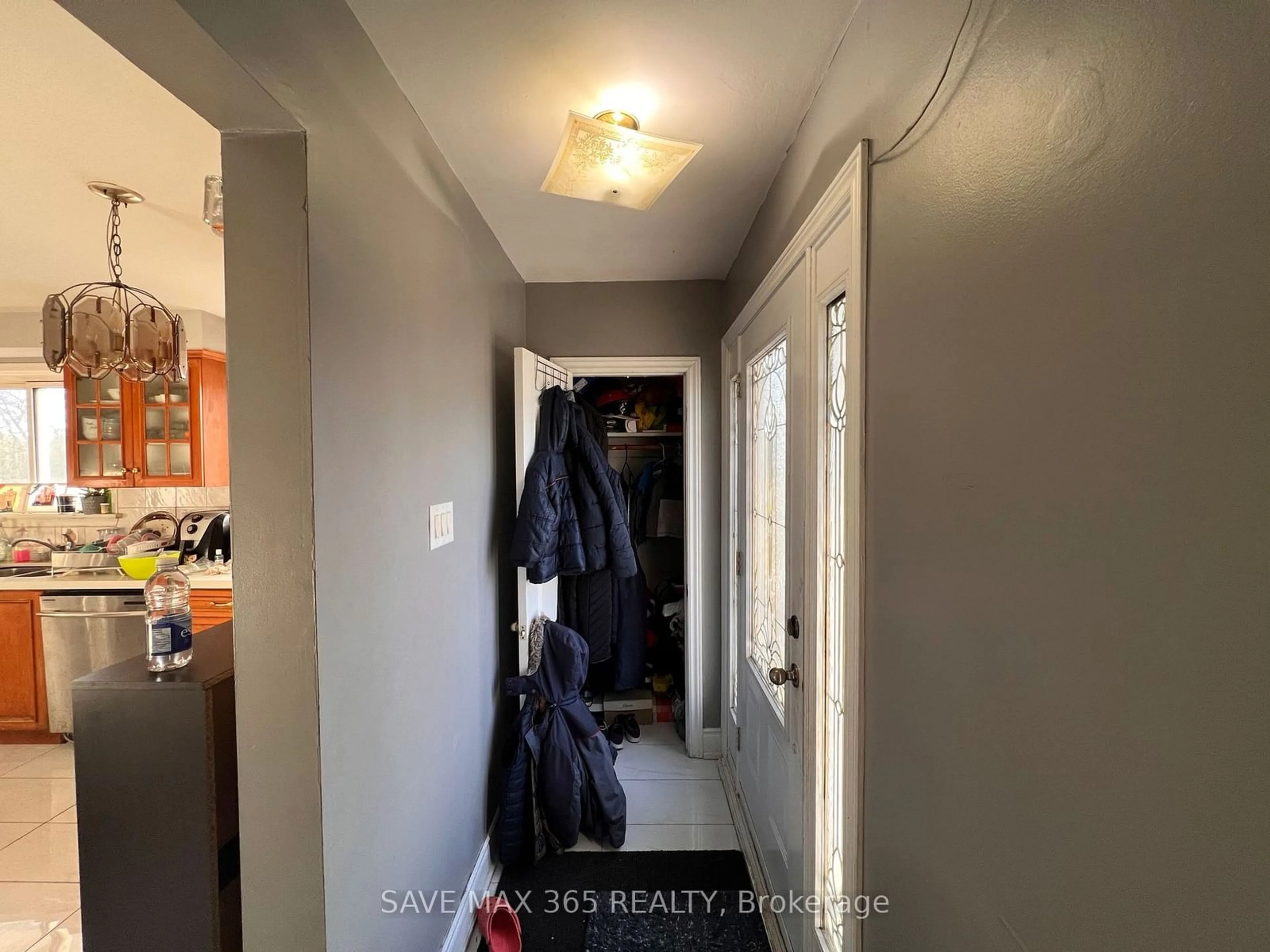 Indoor entryway, not visible floor for 40 Ashwood Cres, Brampton Ontario L6T 1M2