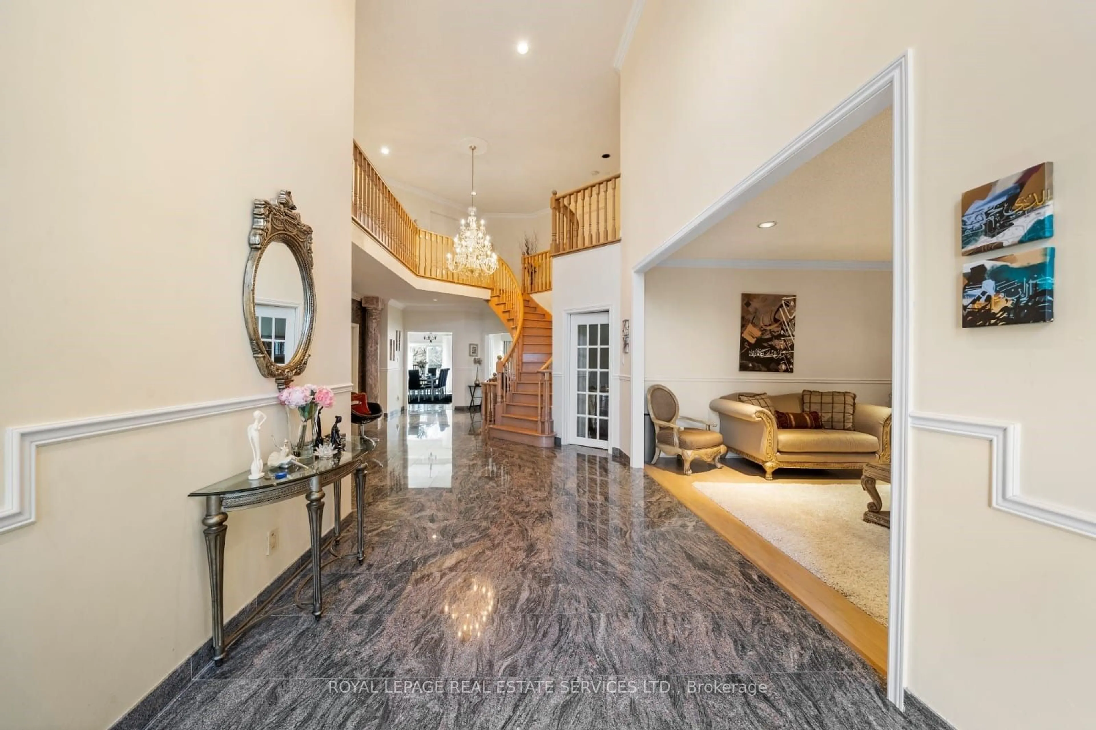 Indoor foyer, wood floors for 2166 Erin Centre Blvd, Mississauga Ontario L5M 5H8