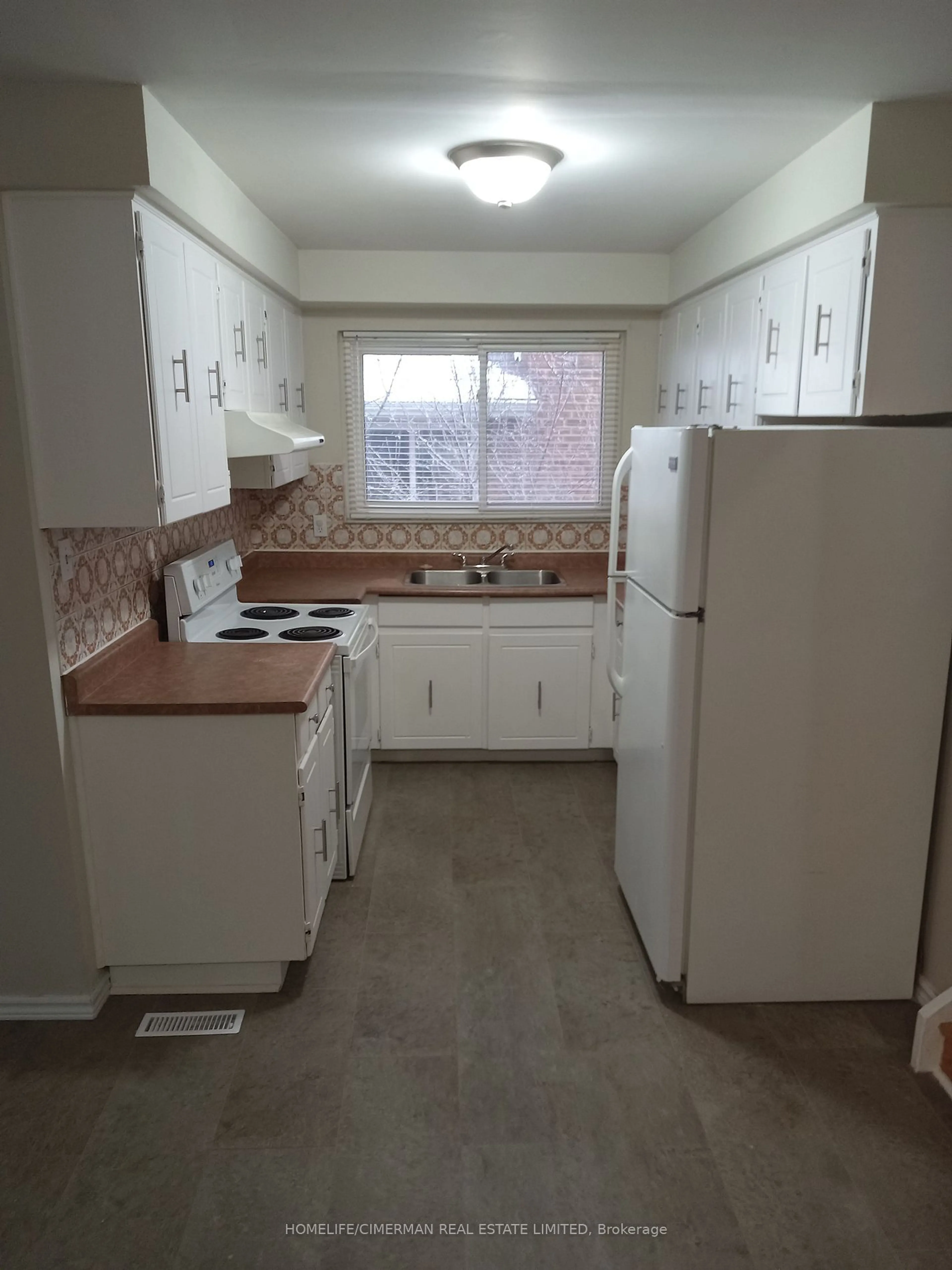 Standard kitchen, unknown floor, cottage for 80 Madison St, Brampton Ontario L6S 3C5