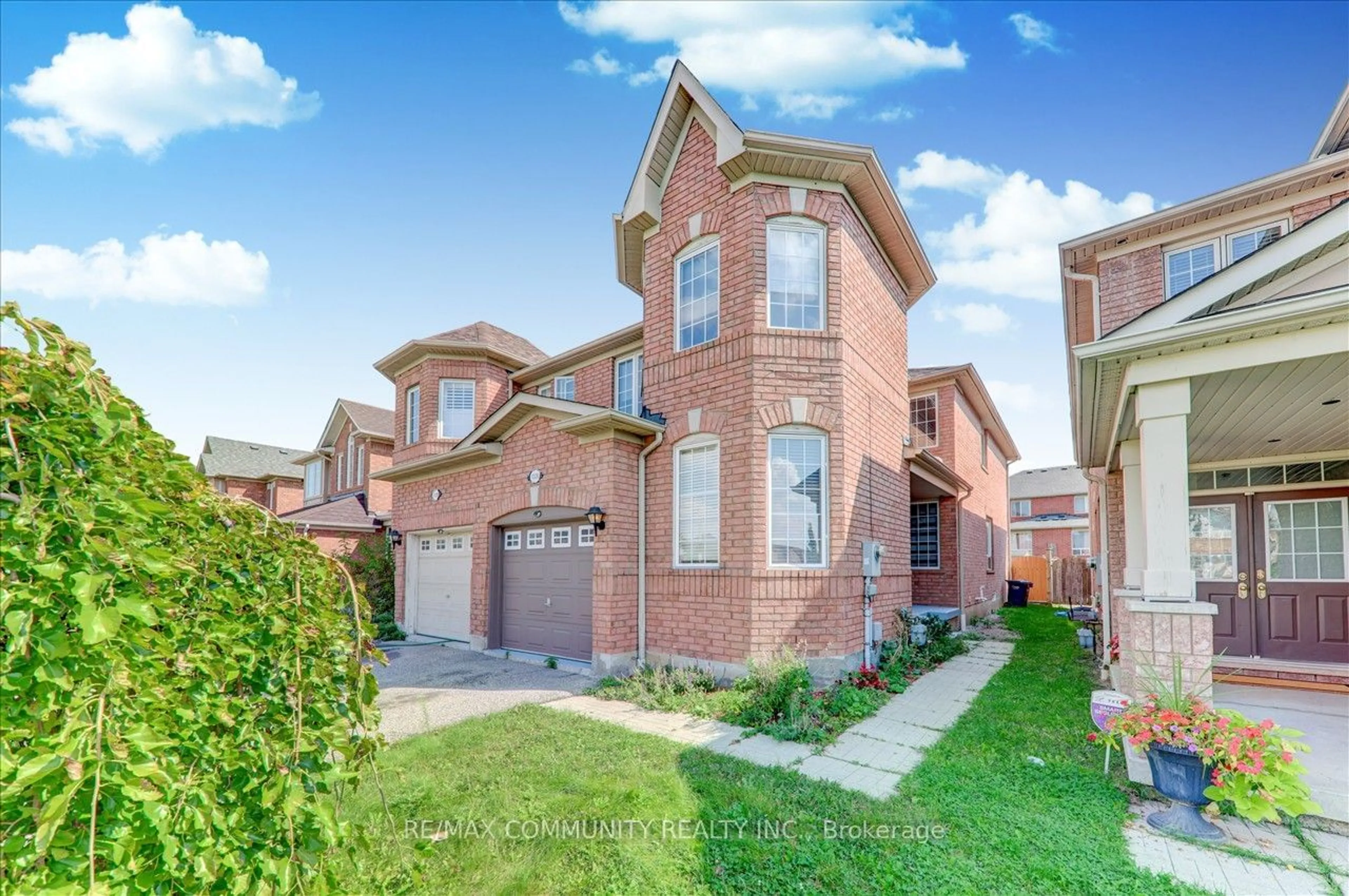 A pic from exterior of the house or condo, the street view for 1328 Galesway Blvd, Mississauga Ontario L5V 3B5