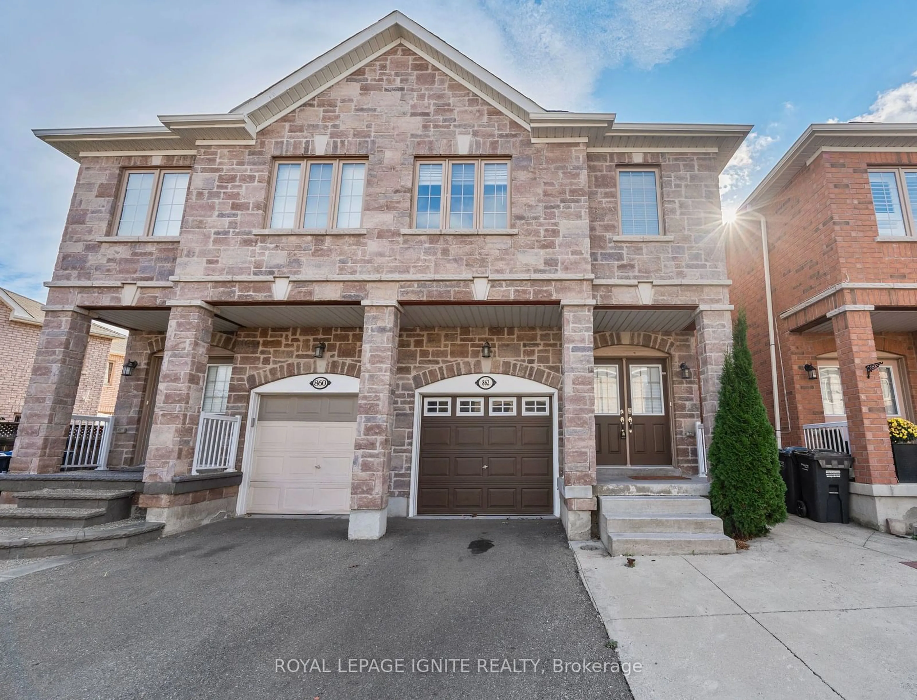 A pic from exterior of the house or condo, the street view for 862 Francine Cres, Mississauga Ontario L5V 0E2