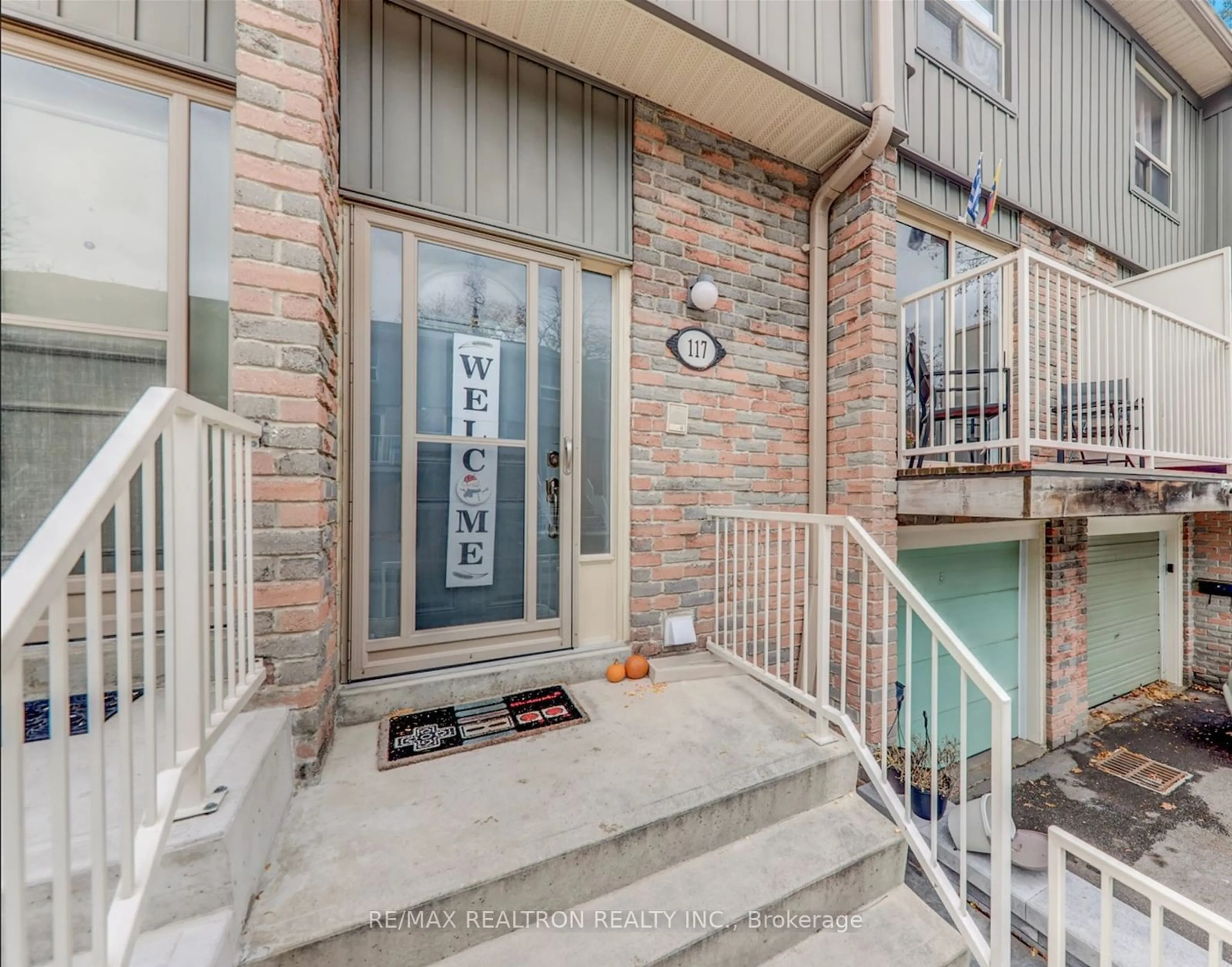 A pic from exterior of the house or condo for 60 Hanson Rd #117, Mississauga Ontario L5B 2P6