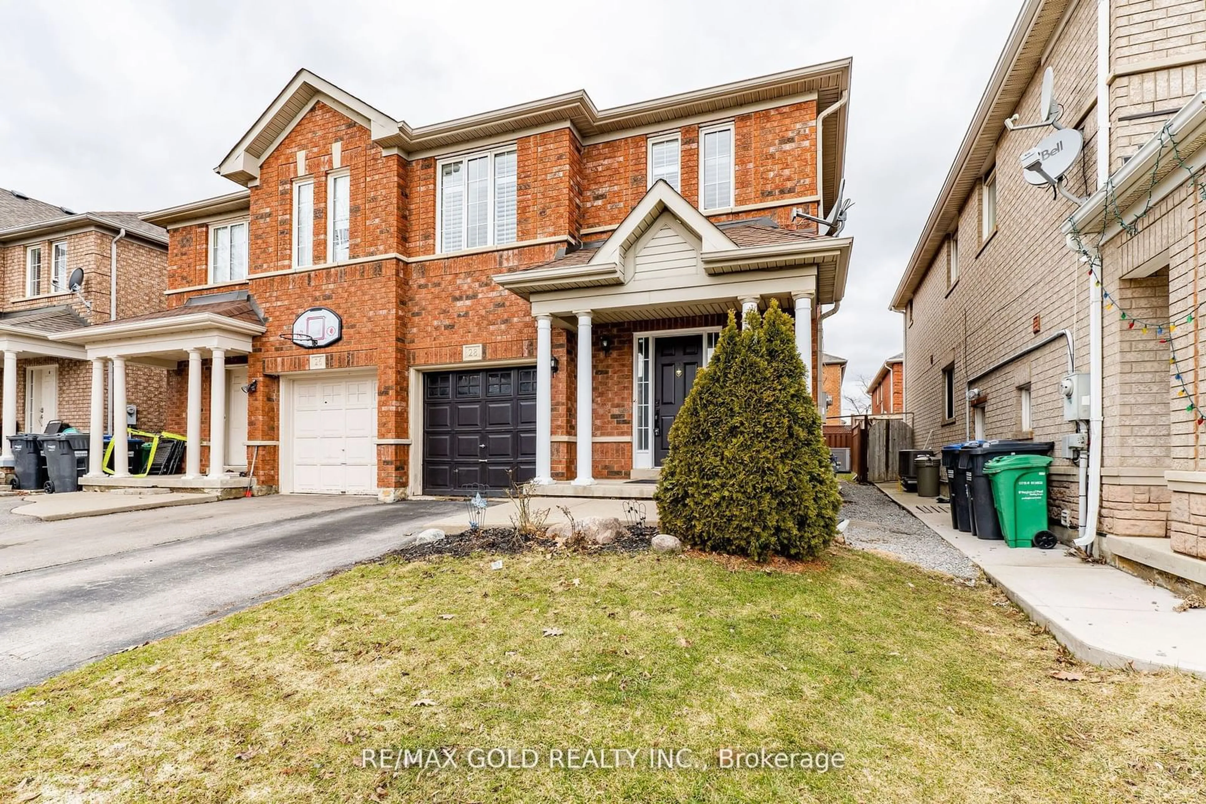 Home with brick exterior material for 28 Rivermere Crt, Brampton Ontario L7A 1R4