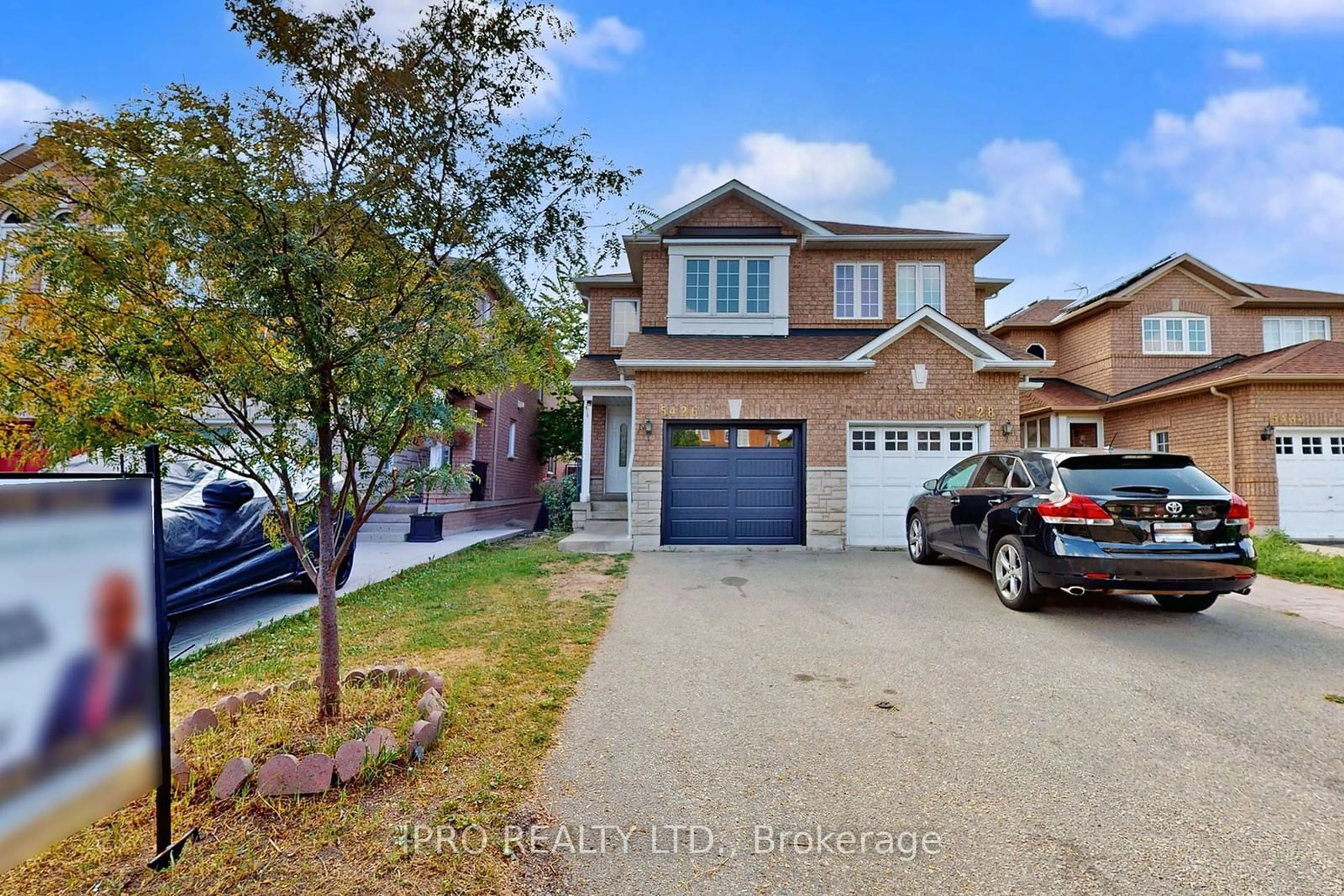 Home with brick exterior material for 5426 Sweetgrass Gate, Mississauga Ontario L5V 2N1