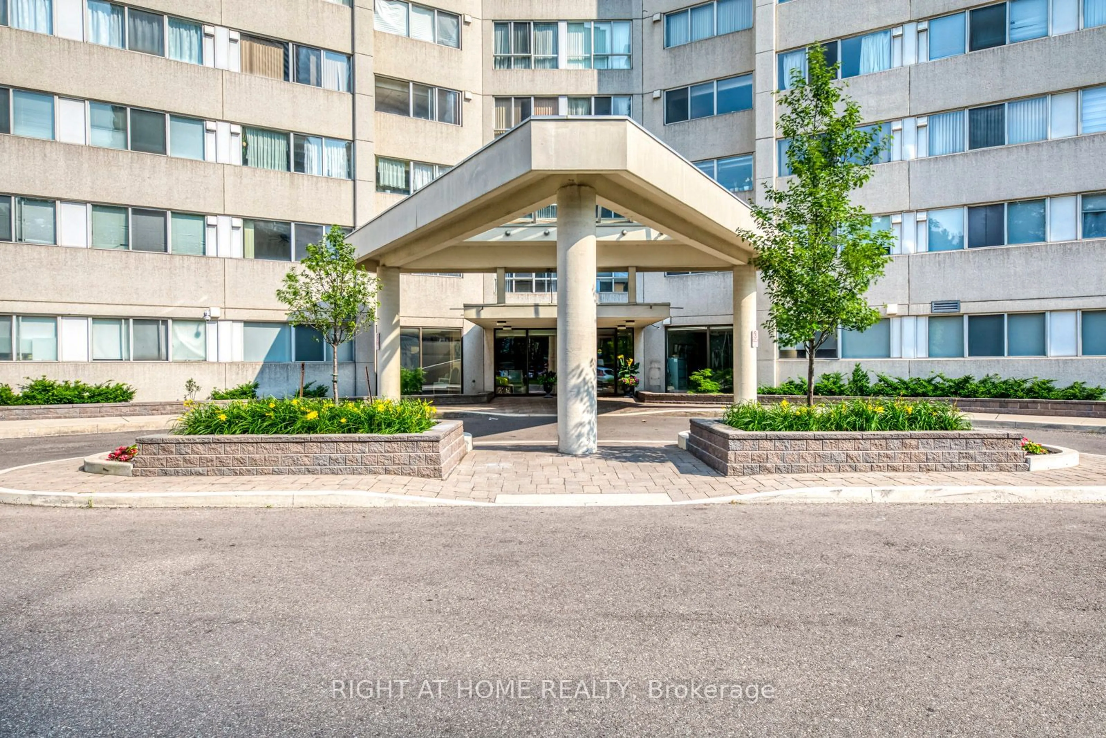 A pic from exterior of the house or condo, the front or back of building for 3700 Kaneff Cres #1010, Mississauga Ontario L5A 4B8