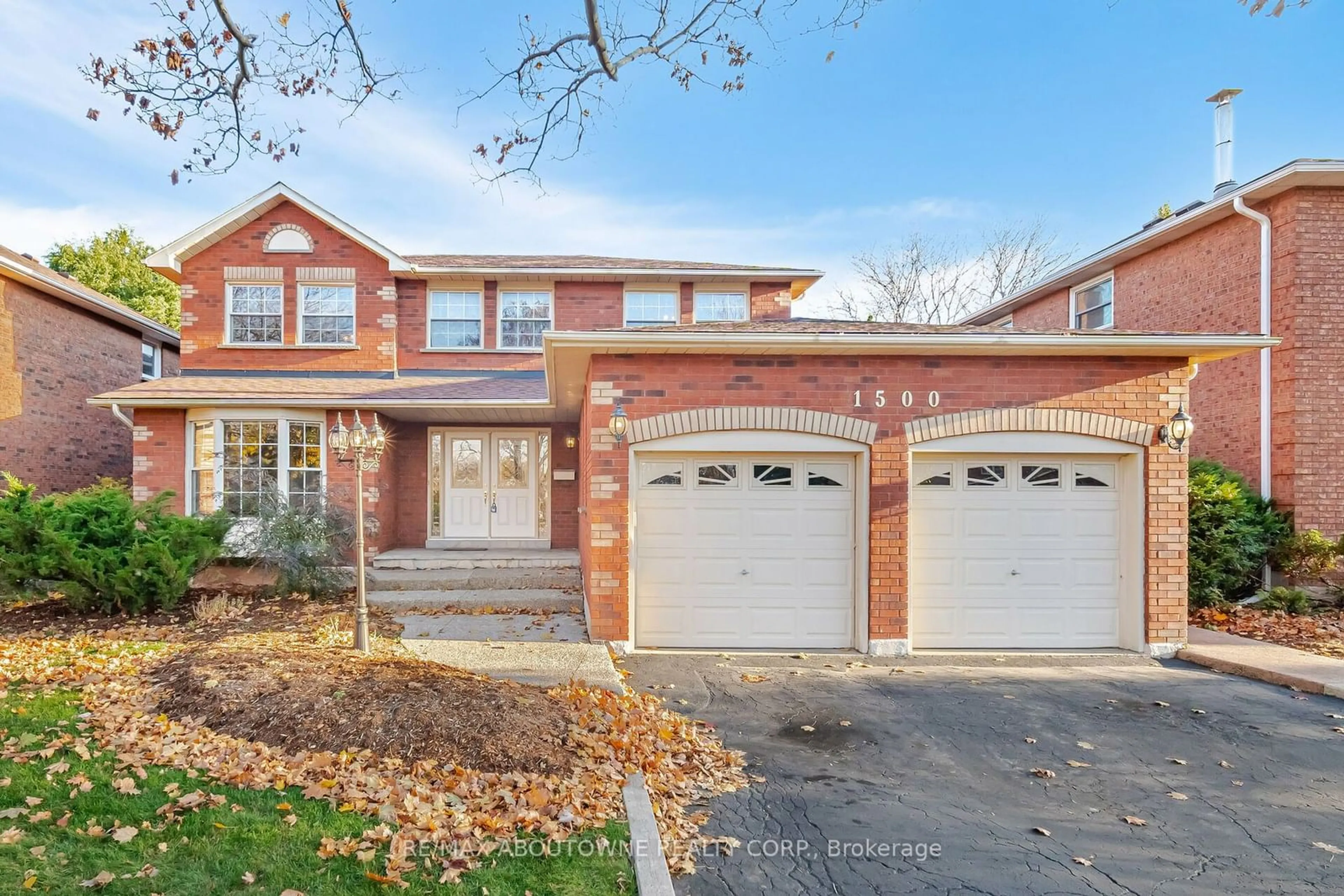 Home with brick exterior material for 1500 Greenridge Circ, Oakville Ontario L6M 2J5