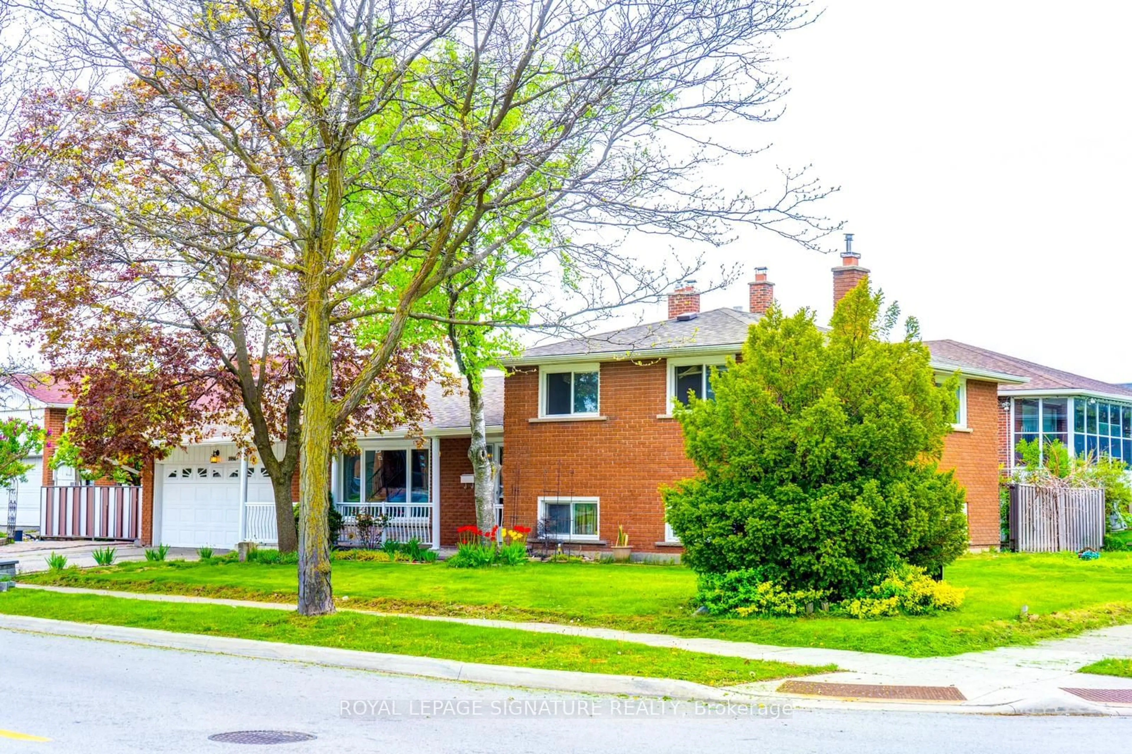 Frontside or backside of a home, the street view for 3956 Brandon Gate Dr, Mississauga Ontario L4T 3N4