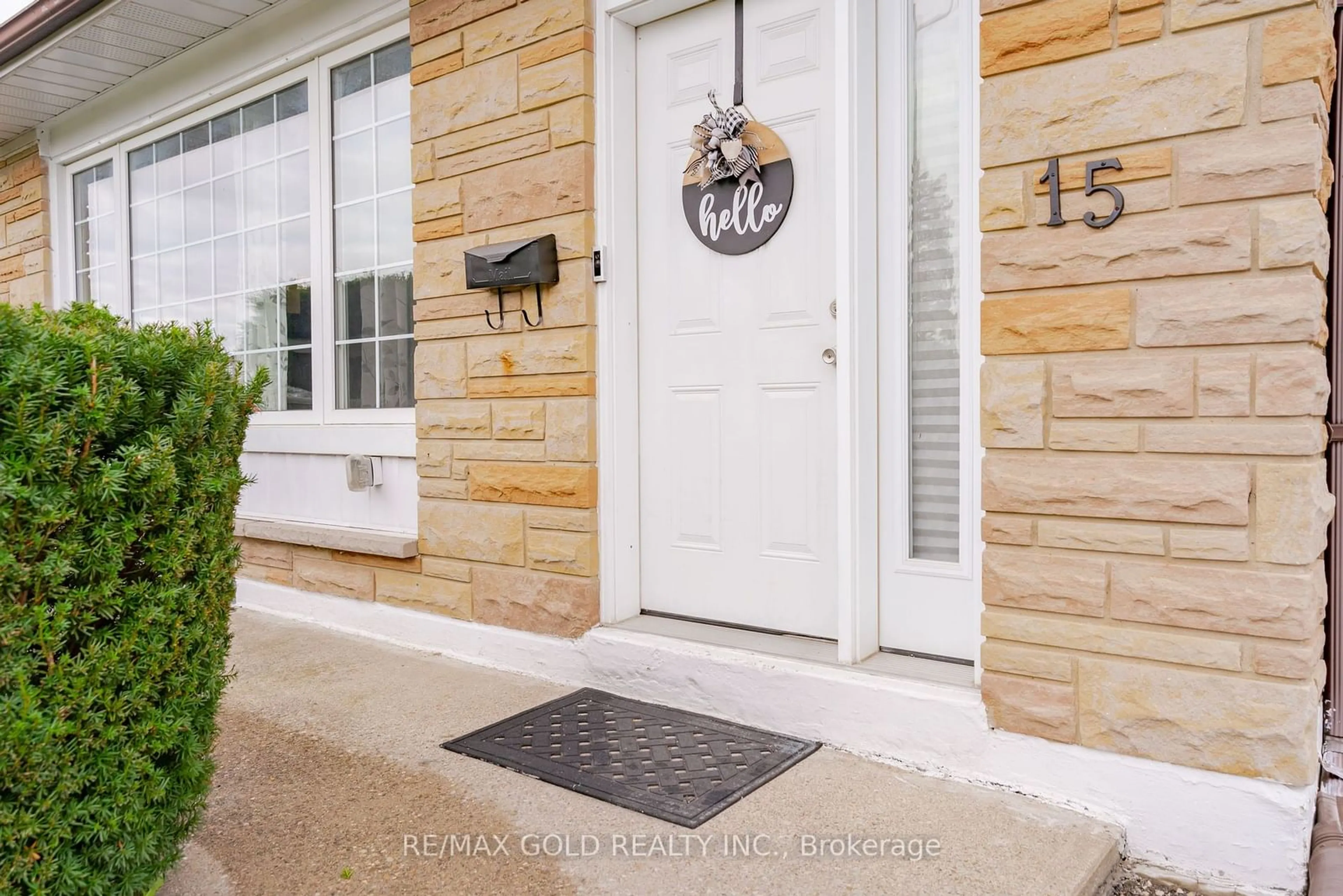 Indoor entryway, wood floors for 15 Ava Crt, Brampton Ontario L6T 1L5